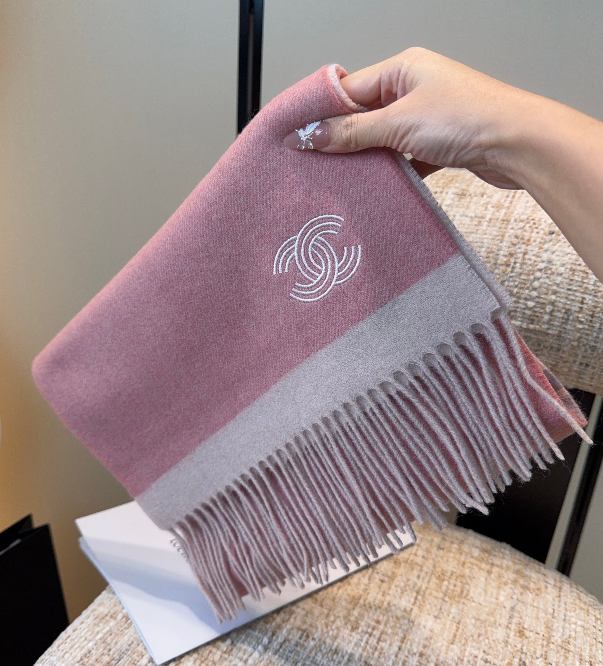 上新！2025秋冬香奈儿男女同款，同步，高端羊绒针织围巾！ 可正式，可随意，非常Classical的设计