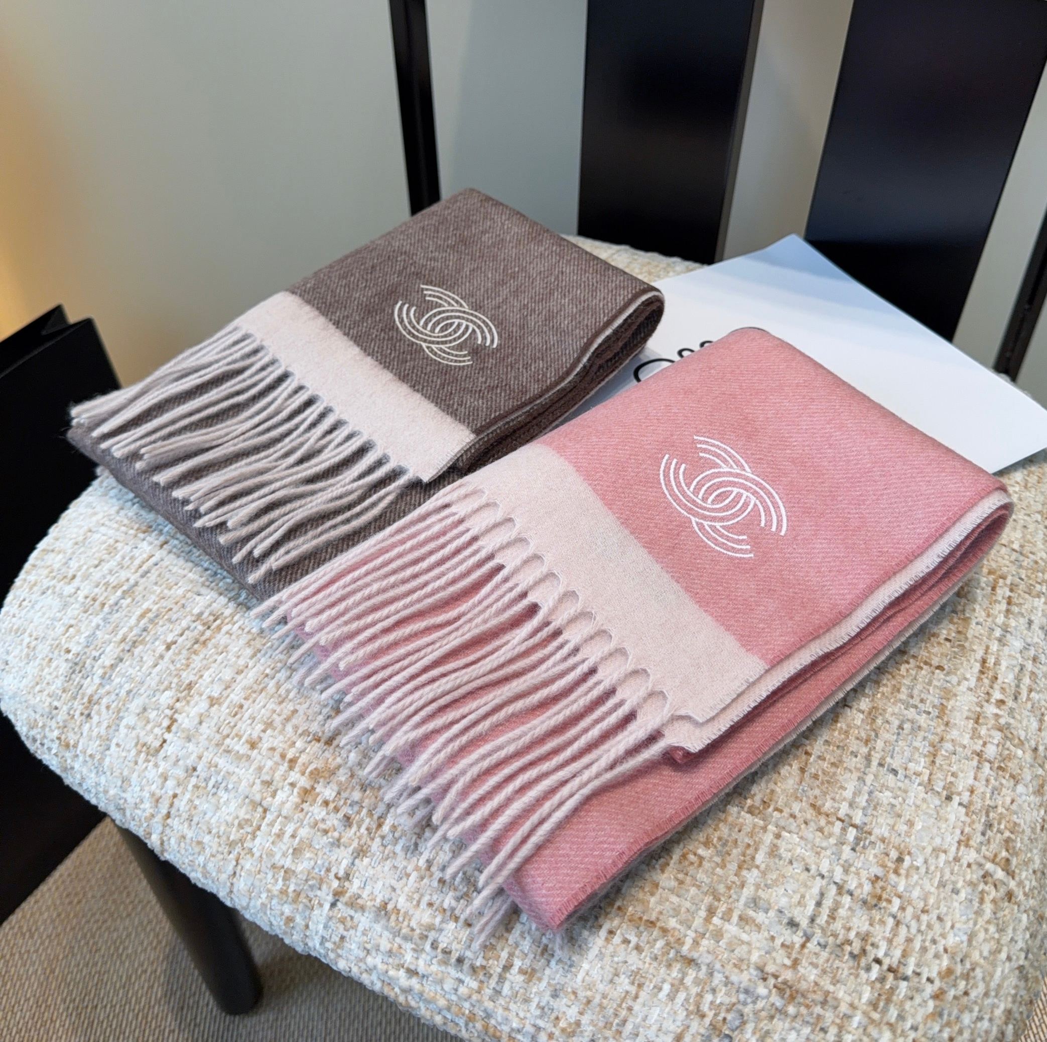 上新！2025秋冬香奈儿男女同款，同步，高端羊绒针织围巾！ 可正式，可随意，非常Classical的设计