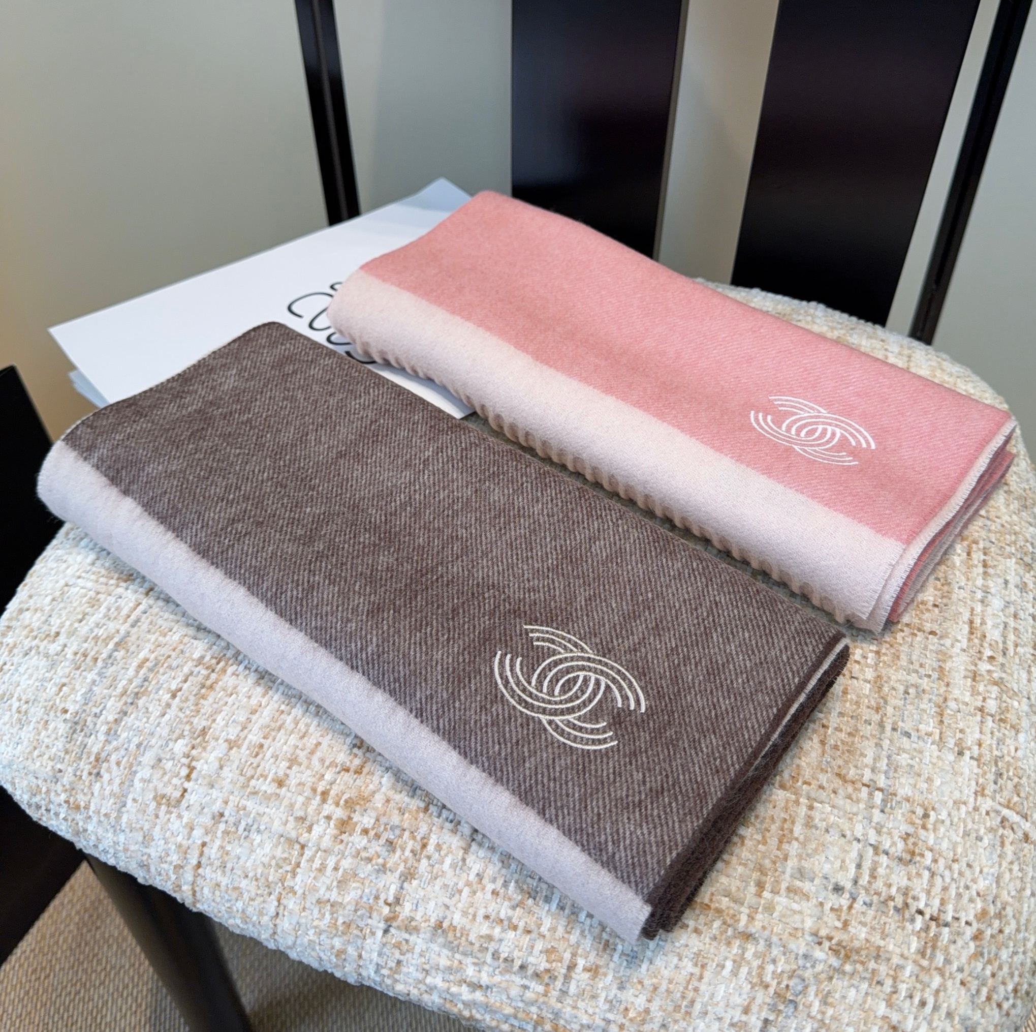 上新！2025秋冬香奈儿男女同款，同步，高端羊绒针织围巾！ 可正式，可随意，非常Classical的设计