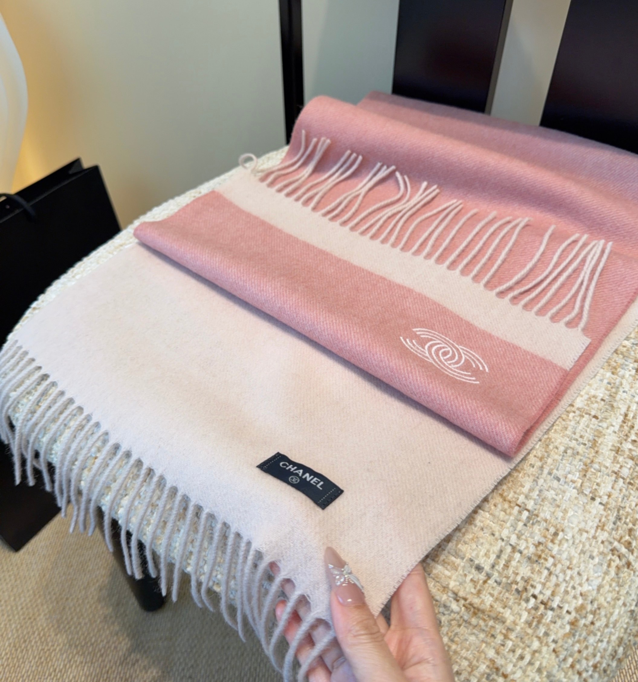 上新！2025秋冬香奈儿男女同款，同步，高端羊绒针织围巾！ 可正式，可随意，非常Classical的设计