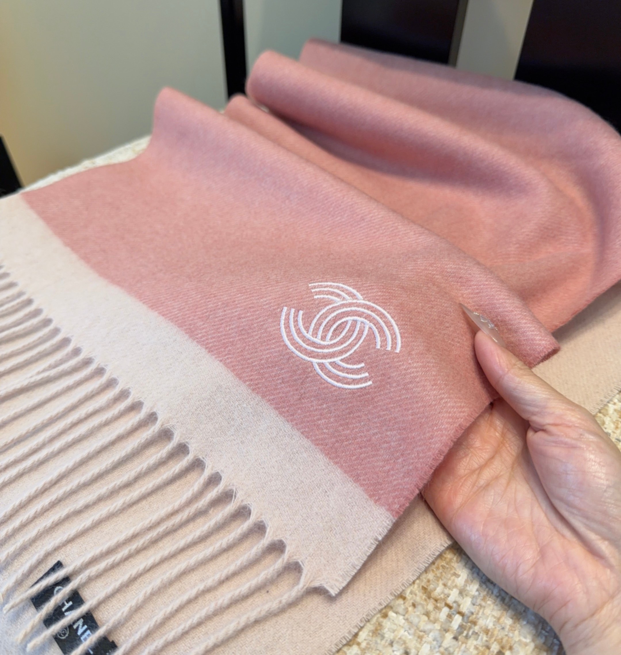 上新！2025秋冬香奈儿男女同款，同步，高端羊绒针织围巾！ 可正式，可随意，非常Classical的设计