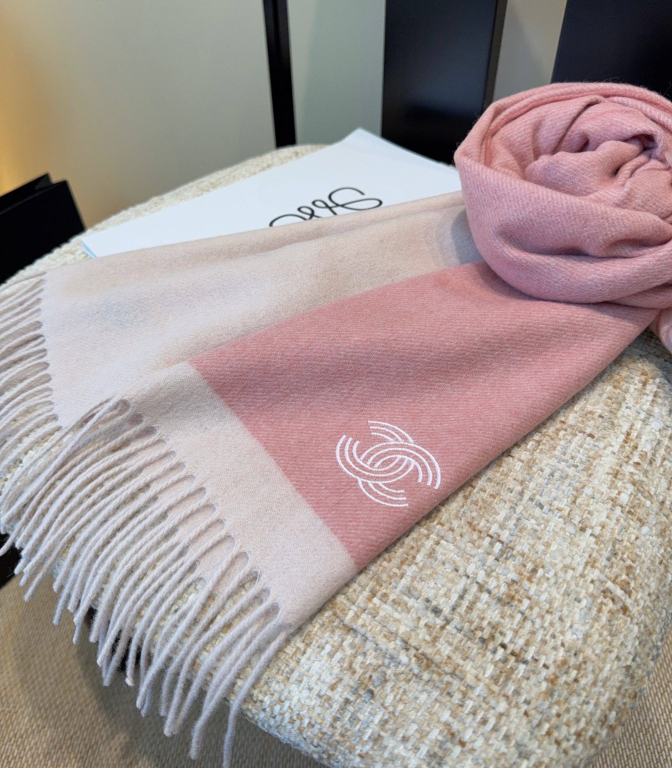 上新！2025秋冬香奈儿男女同款，同步，高端羊绒针织围巾！ 可正式，可随意，非常Classical的设计