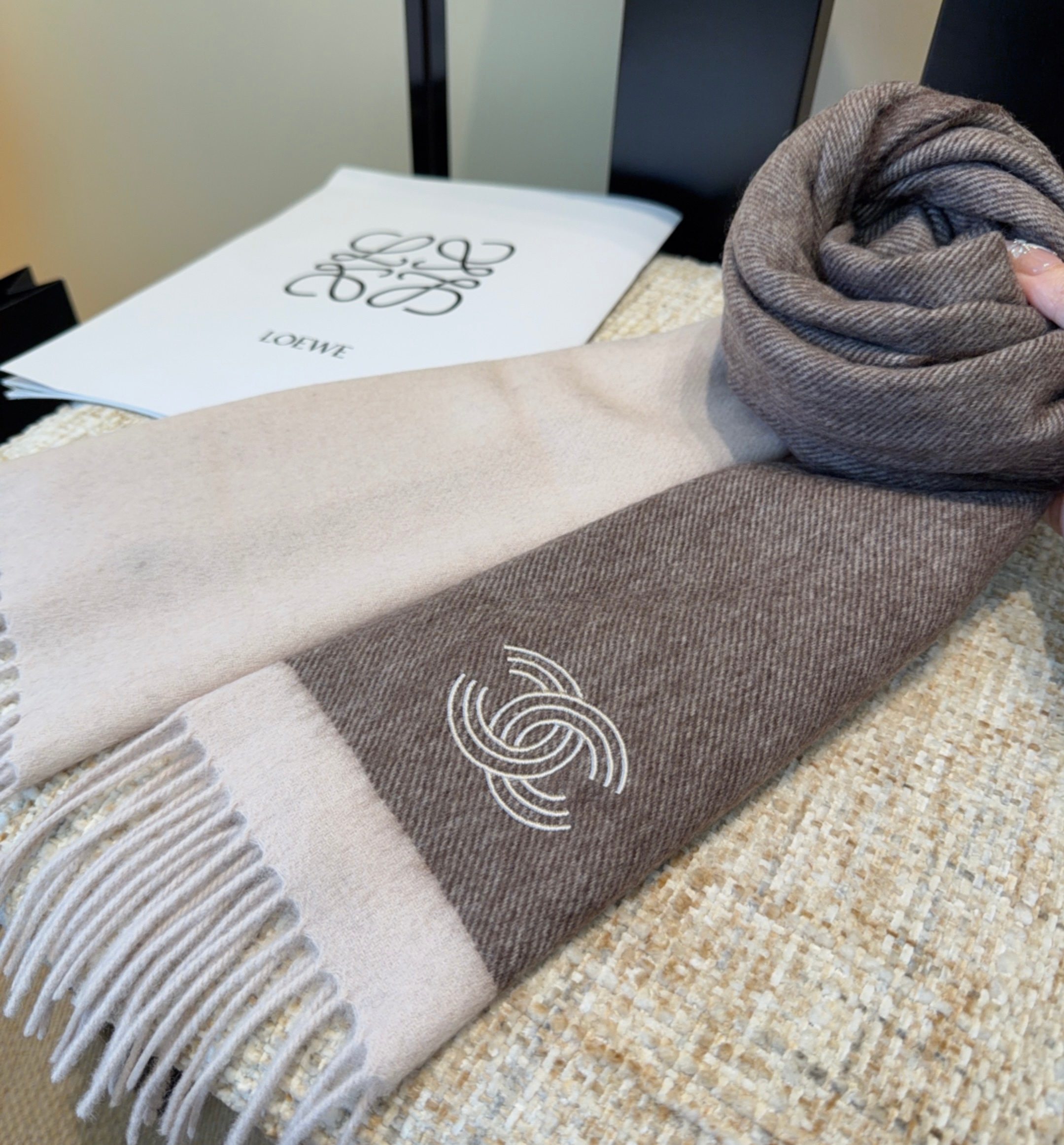 上新！2025秋冬香奈儿男女同款，同步，高端羊绒针织围巾！ 可正式，可随意，非常Classical的设计