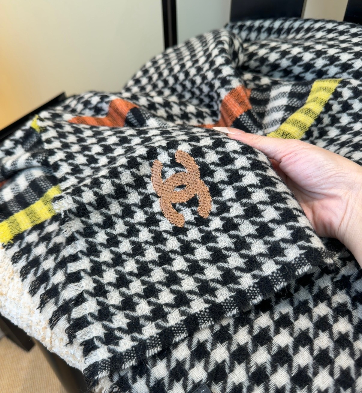 上新！2025秋冬香奈儿男女同款，同步，高端羊绒针织围巾！ 可正式，可随意，非常Classical的设计