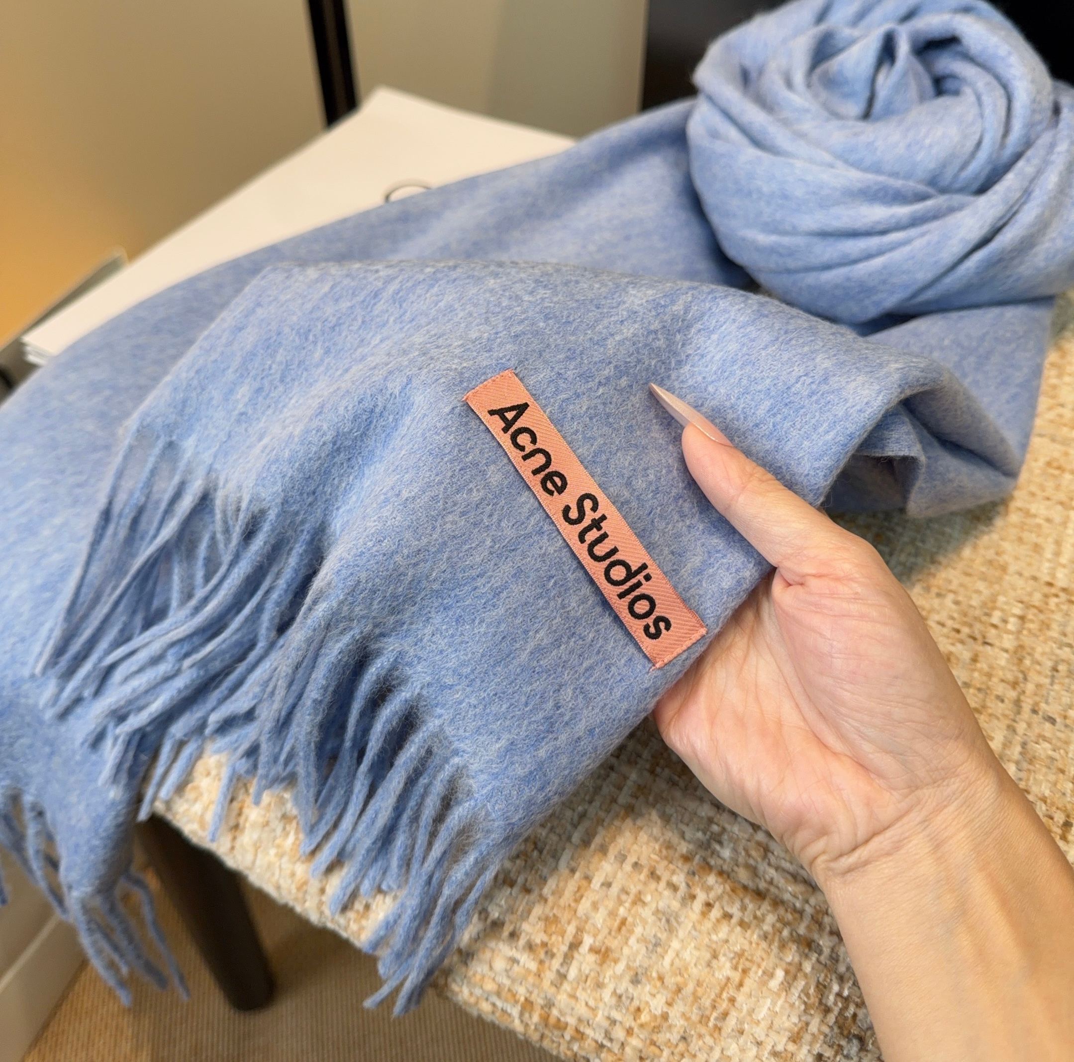 Acne 主打的系列~今年这个真是红啊~时髦气质的代名词‼️♥️自带高级气场‼️软软糯糯厚实温暖‼️再来