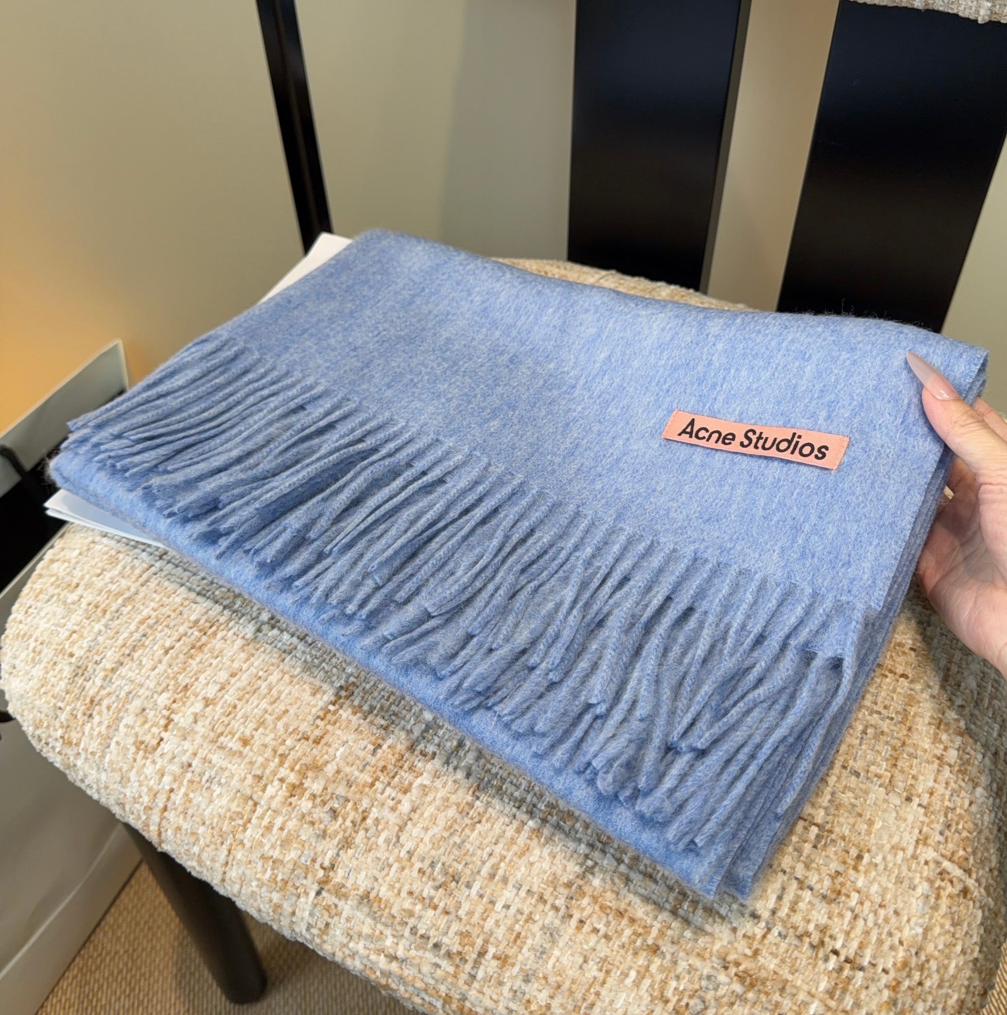 Acne 主打的系列~今年这个真是红啊~时髦气质的代名词‼️♥️自带高级气场‼️软软糯糯厚实温暖‼️再来