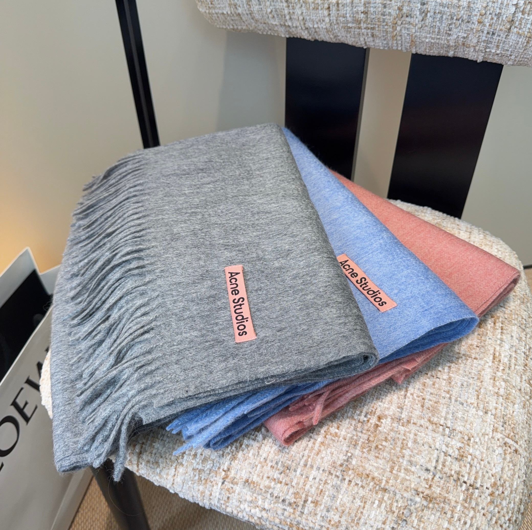 Acne 主打的系列~今年这个真是红啊~时髦气质的代名词‼️♥️自带高级气场‼️软软糯糯厚实温暖‼️再来