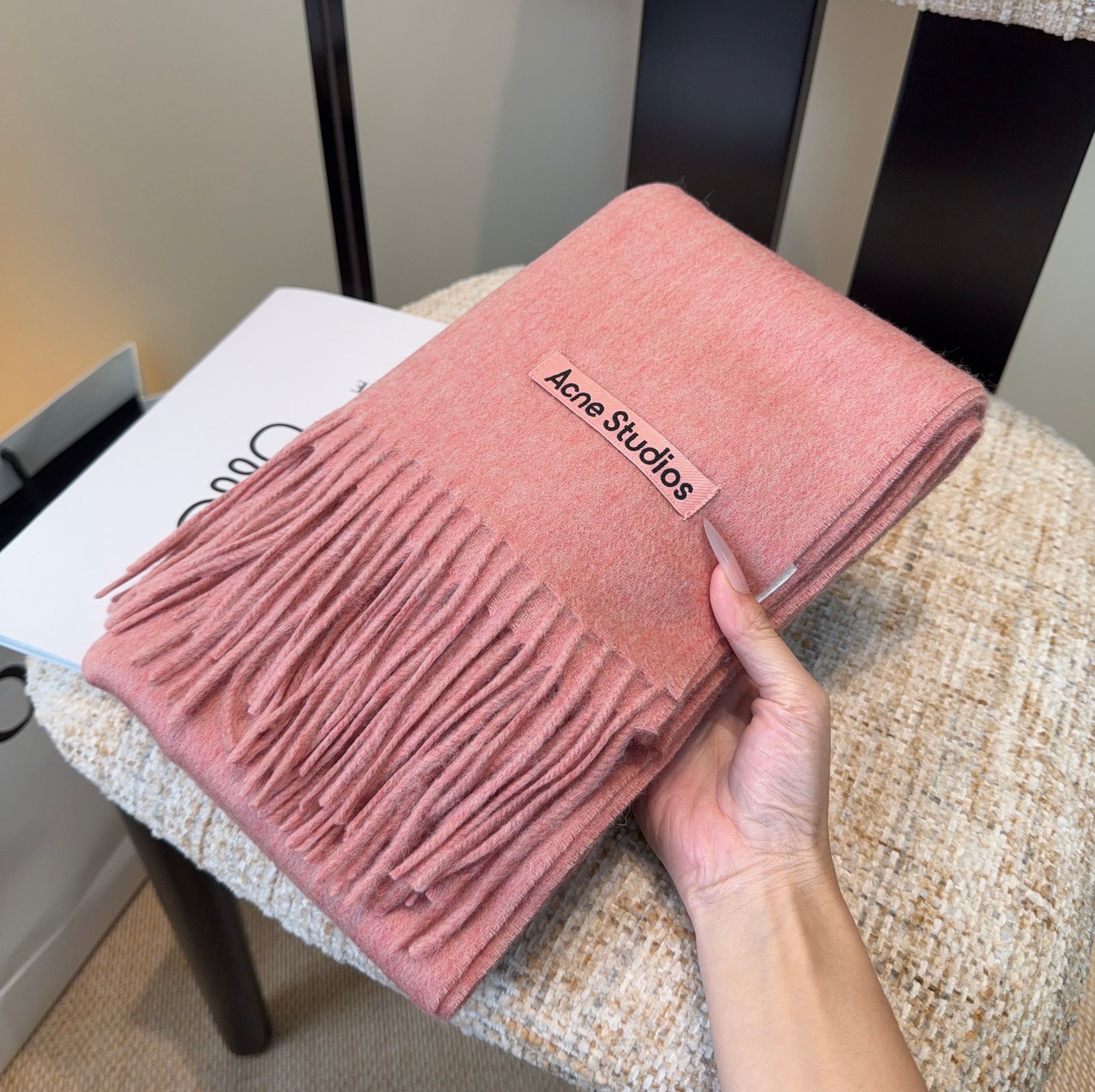 Acne 主打的系列~今年这个真是红啊~时髦气质的代名词‼️♥️自带高级气场‼️软软糯糯厚实温暖‼️再来