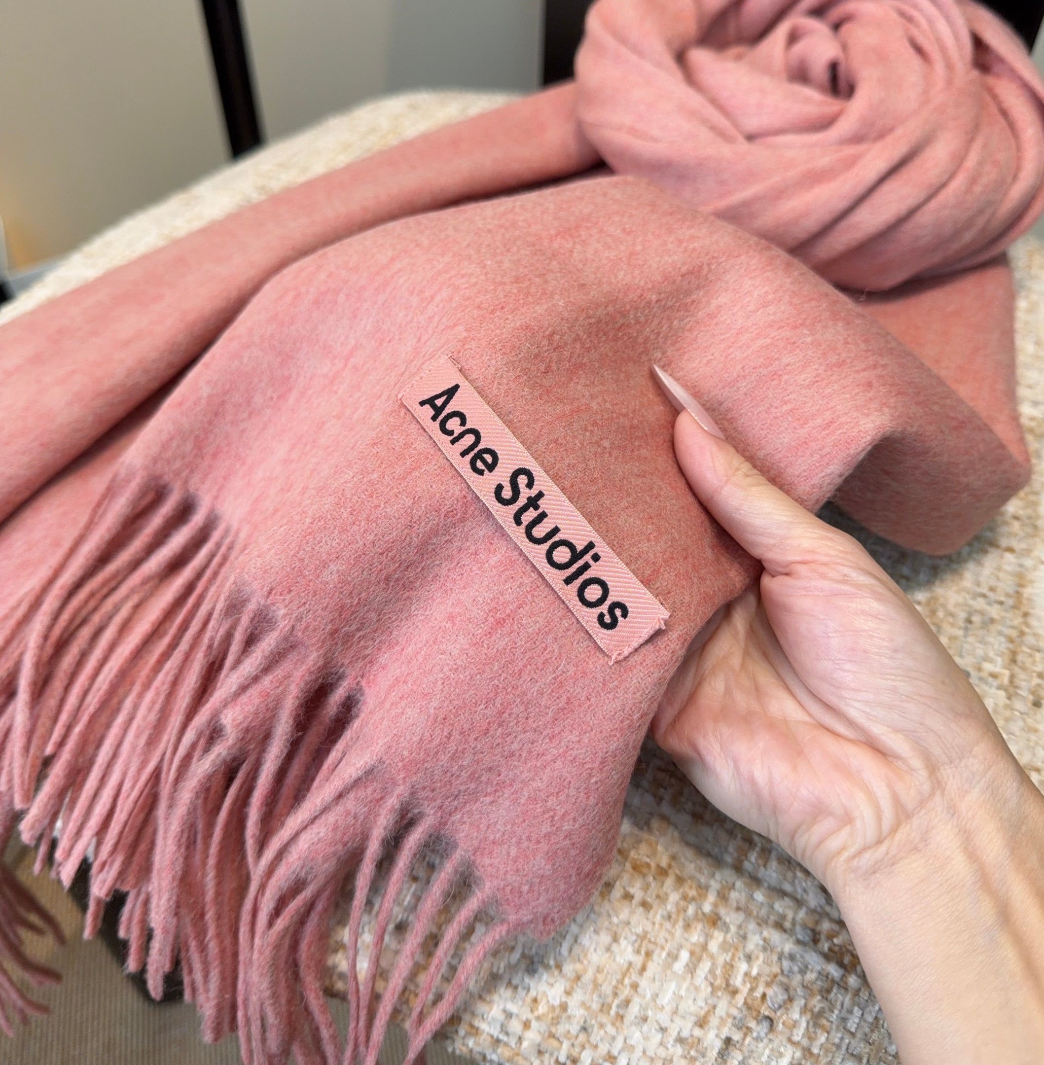 Acne 主打的系列~今年这个真是红啊~时髦气质的代名词‼️♥️自带高级气场‼️软软糯糯厚实温暖‼️再来