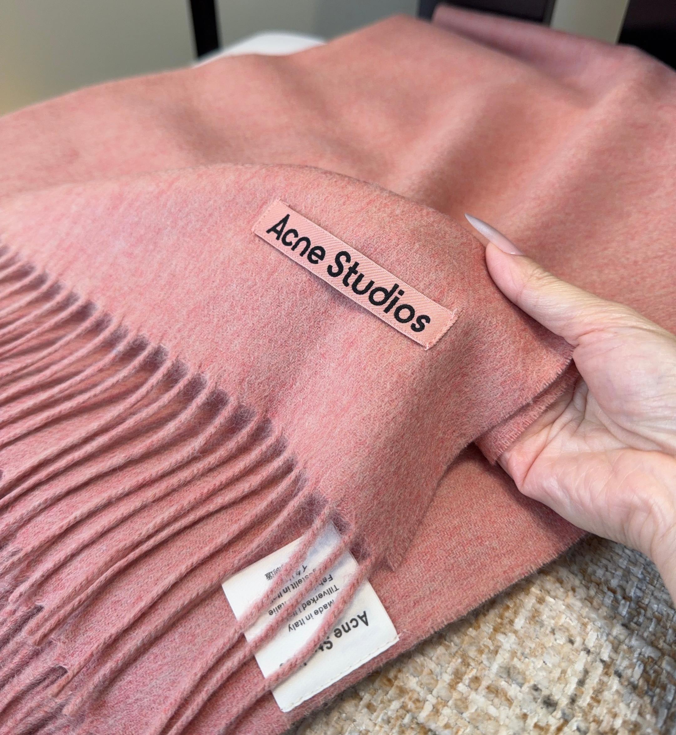 Acne 主打的系列~今年这个真是红啊~时髦气质的代名词‼️♥️自带高级气场‼️软软糯糯厚实温暖‼️再来