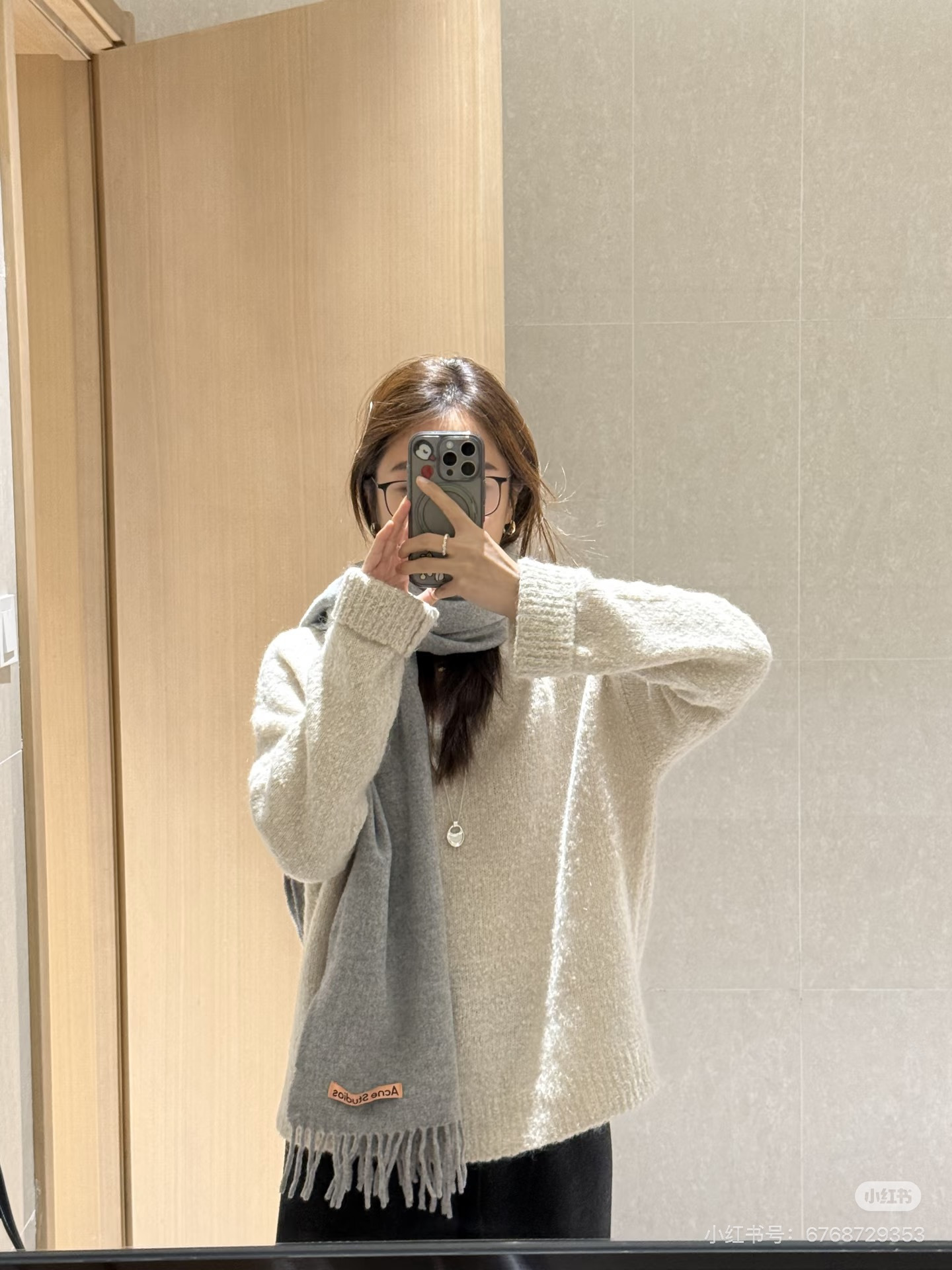 NO:663315,Acne's main series~ This year is really popular~ Synonymous with fashionable temperament, it has a high-end aura, soft, glutinous, thick and warm. Let's talk about the color matching and craftsmanship. First of all, the color matching is this year's super popular solid color new color.  studios19860909Acne 主打的系列~今年这个真是红啊~时髦气质的代名词自带高级气场软软糯糯厚实温暖再来说下配色和工艺吧,首先配色就是今年超流行纯色新色,有着深浅色系的百搭,又很有时髦感有着ACNE那种纯色百搭实用性,45*180cm真的超级好驾驭,男神女神通吃纯尾4箱,务必全收高版本围巾,高版本围巾,acne studios,scarf