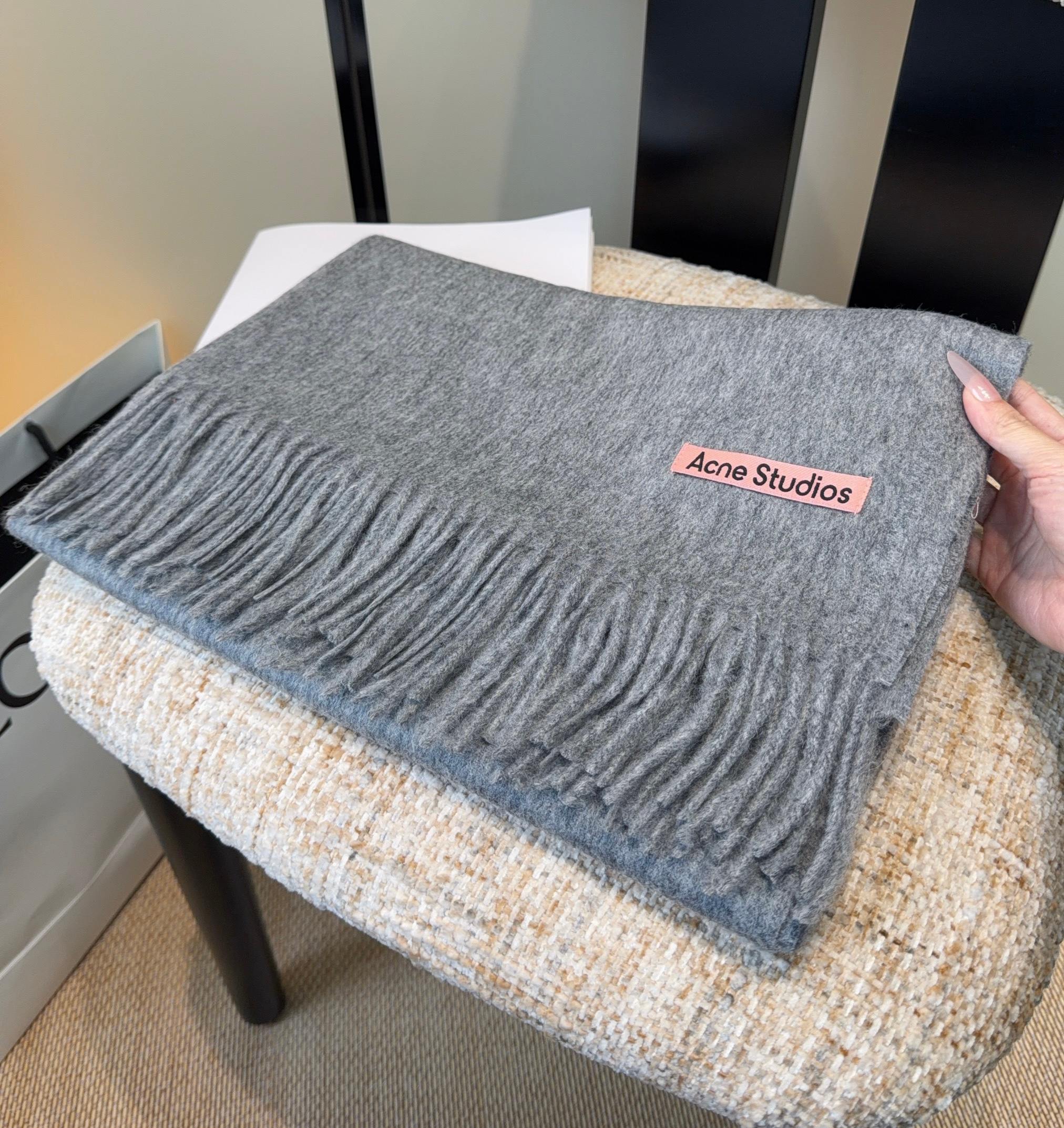 Acne 主打的系列~今年这个真是红啊~时髦气质的代名词‼️♥️自带高级气场‼️软软糯糯厚实温暖‼️再来