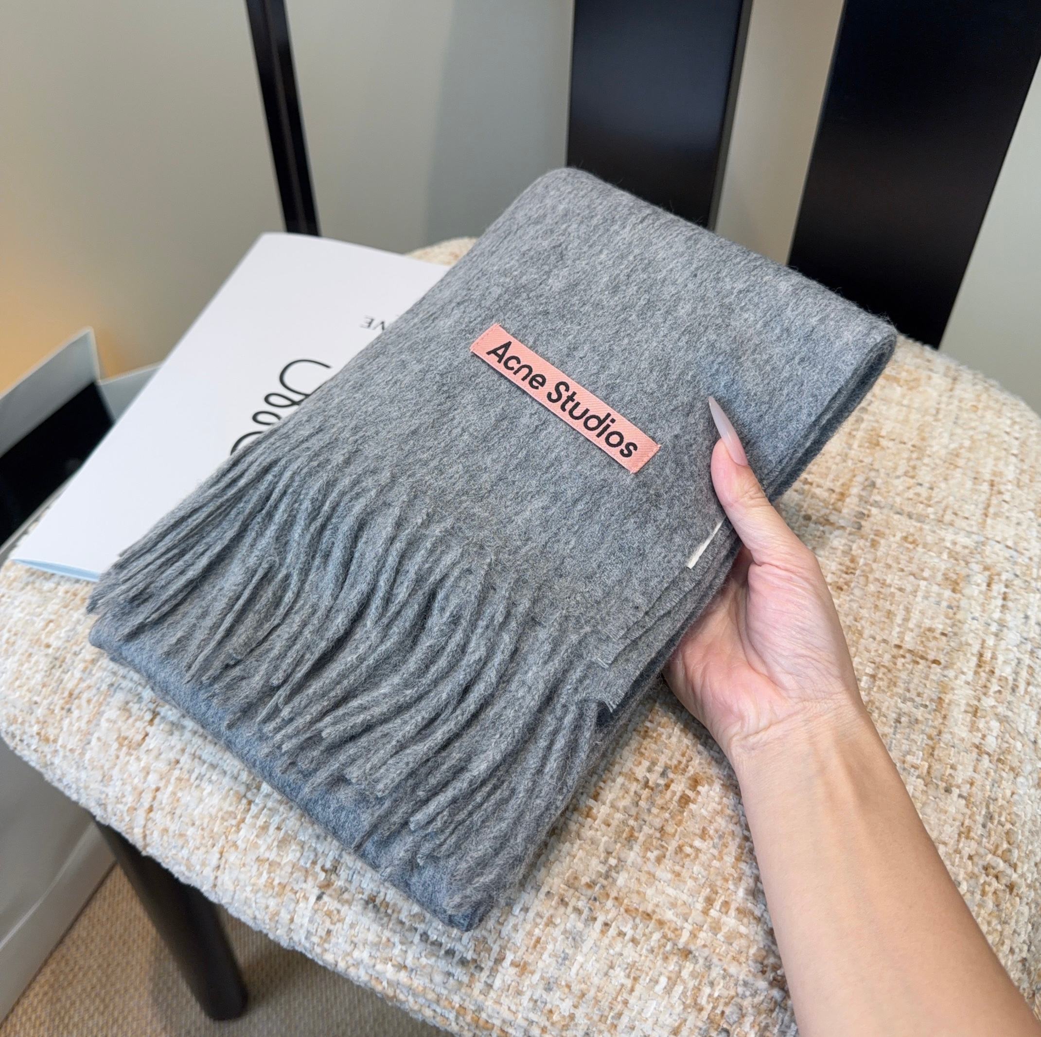 Acne 主打的系列~今年这个真是红啊~时髦气质的代名词‼️♥️自带高级气场‼️软软糯糯厚实温暖‼️再来