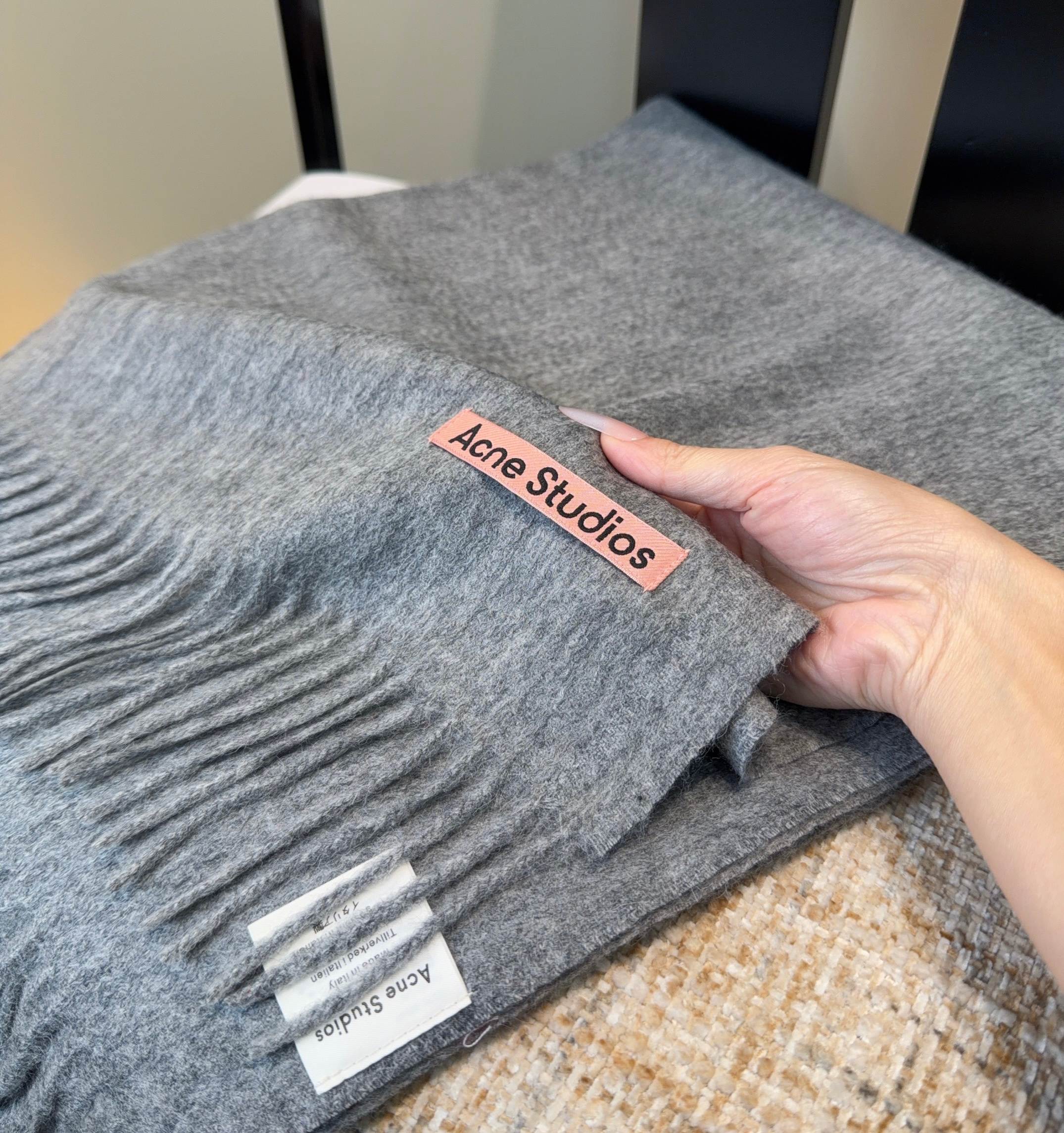 Acne 主打的系列~今年这个真是红啊~时髦气质的代名词‼️♥️自带高级气场‼️软软糯糯厚实温暖‼️再来