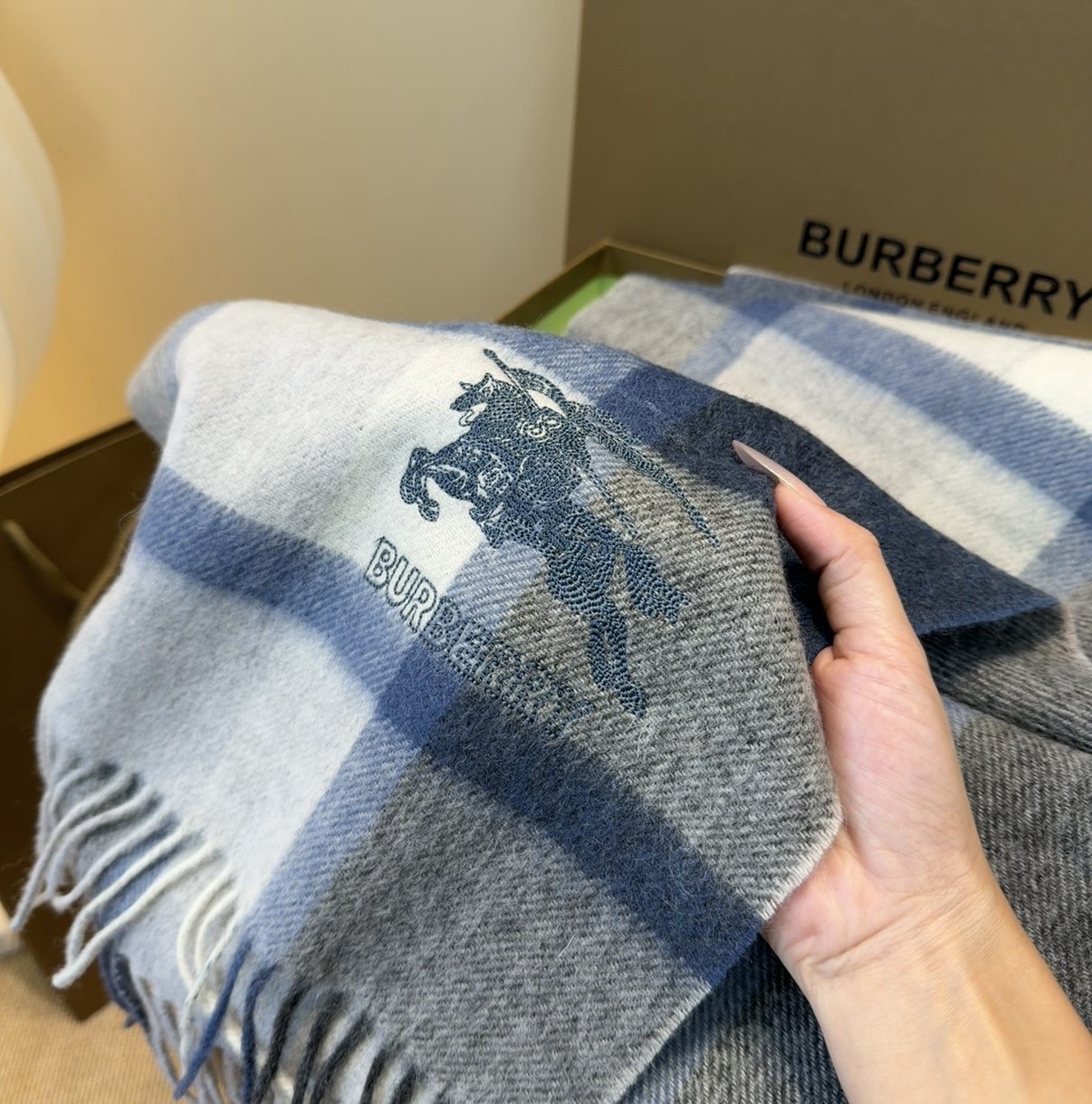 【▪️家属福利来了！！巴宝莉高端重磅男士围巾！】怒赞推荐，激动~！！下手绝对要快，同步专柜，最高端的男士