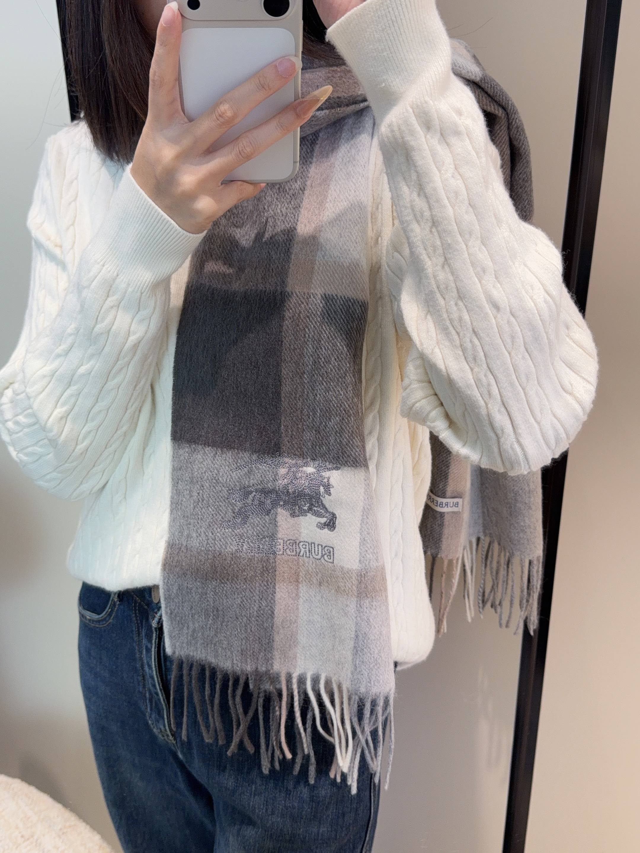 NO:663292,【Family benefits are coming!  !  Burberry's high-end heavyweight men's scarf!  】An angry recommendation, excited~!  !  Be sure to get started quickly, synchronized counters, the most high-end men's models ~ difficult to craft, super soft and waxy gradient effect scarf!  Our price is really unbeatable!  Price feedback from my mother ~ I love the fabric, the velvet feel is really super comfortable in my hand!  Very soft, the upper body effect is unparalleled and beautiful. Medium thickness, very close to the neck~ Size specification 30*185cm high version scarf, high version scarf, burberry19860909【家属福利来了！！巴宝莉高端重磅男士围巾！】怒赞推荐,激动~！！下手绝对要快,同步专柜,最高端的男士款~工艺难度大,超级无敌软糯 渐变效果围巾！我们这个价格真的无敌超值！亲妈价格回馈~面料大爱,握在手里绒感真的超级无敌舒服！非常柔软,上身效果无敌好看 中等厚度,非常亲脖子的一款~ 尺寸规格30*185cm高版本围巾,高版本围巾,burberry,scarf