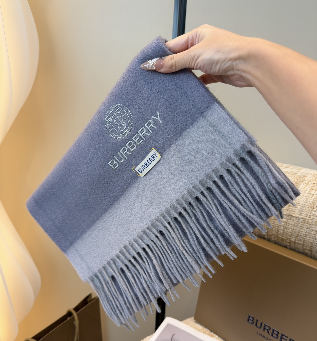 Burberry · 巴宝莉围巾❗️好看的要疯掉了，太有型太有魅力了❗️❗️非常斯文时尚的秋冬单品！真的