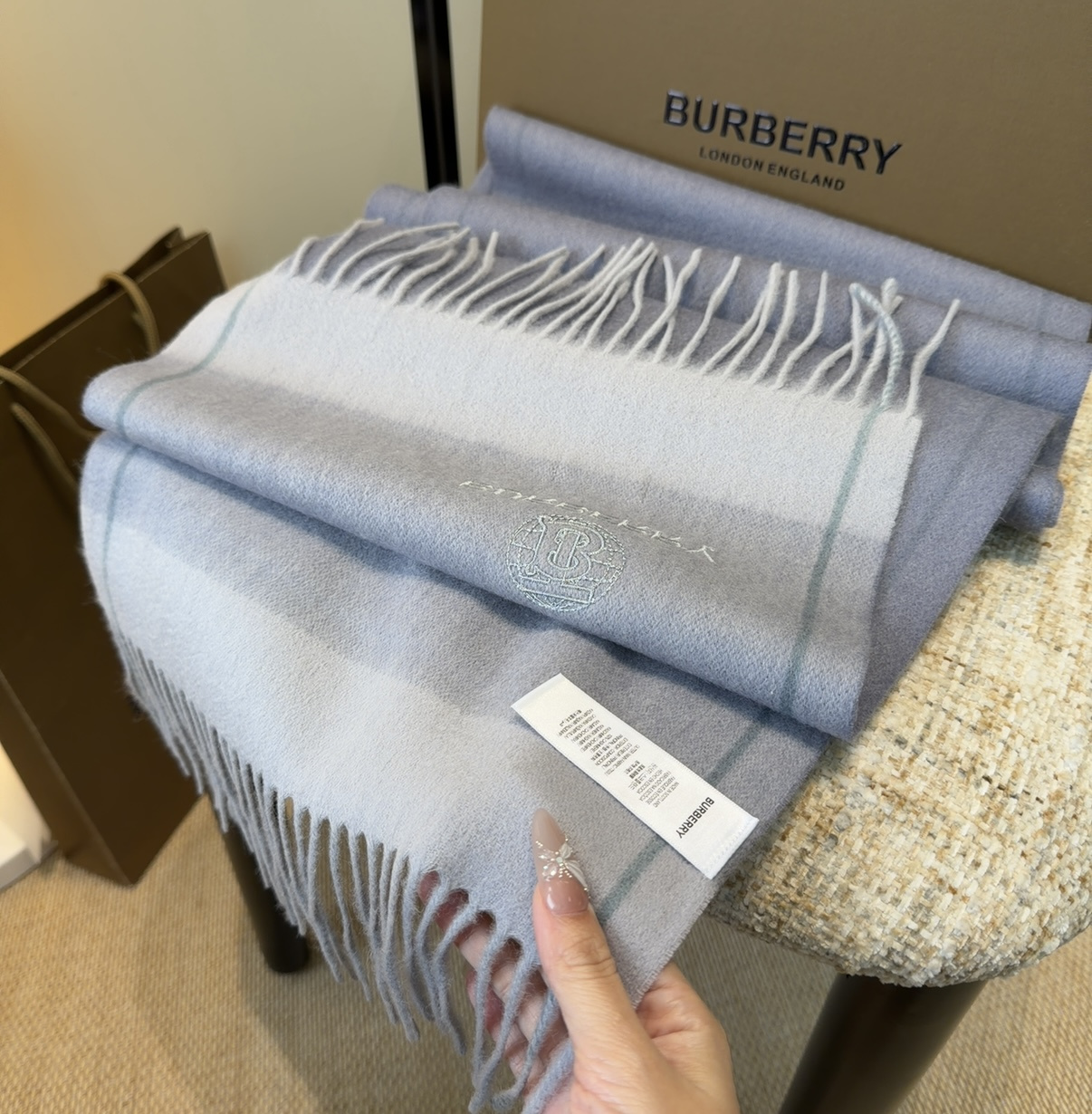 Burberry · 巴宝莉围巾❗️好看的要疯掉了，太有型太有魅力了❗️❗️非常斯文时尚的秋冬单品！真的