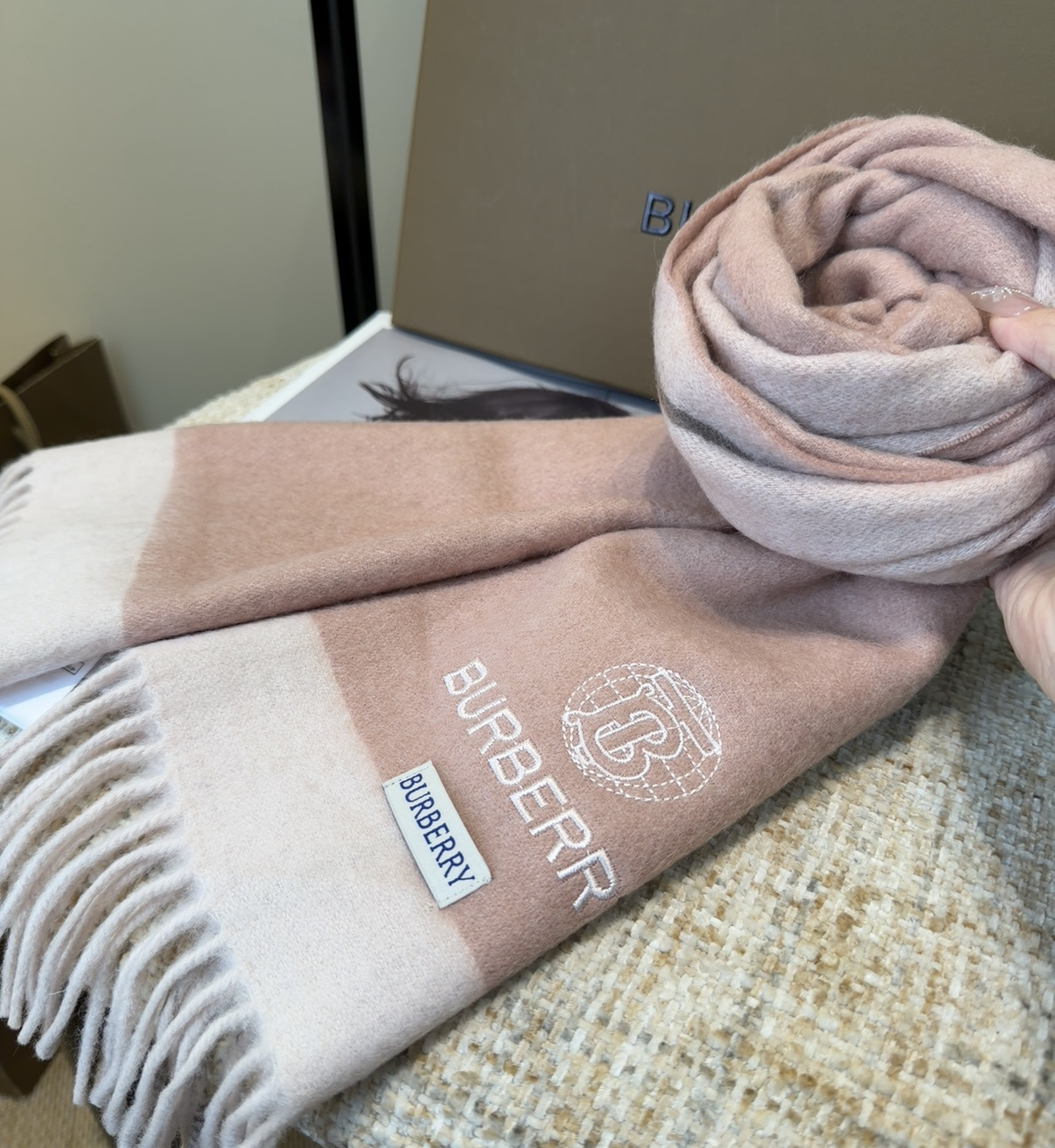 Burberry · 巴宝莉围巾❗️好看的要疯掉了，太有型太有魅力了❗️❗️非常斯文时尚的秋冬单品！真的