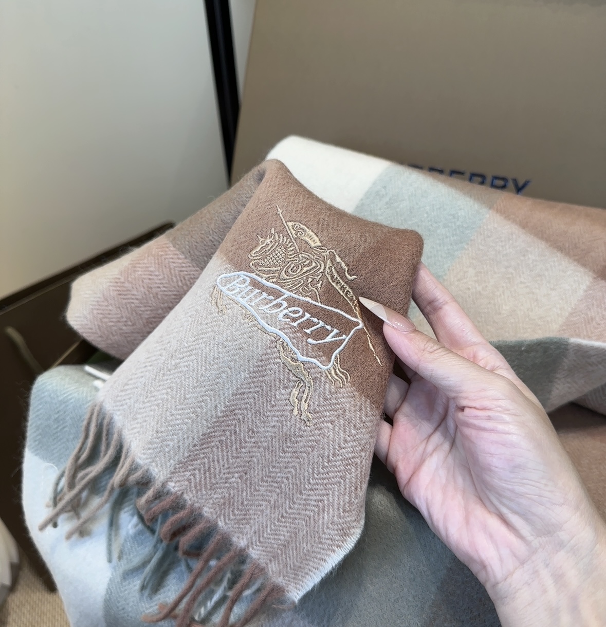 【▪️家属福利来了！！巴宝莉高端重磅男士围巾！】怒赞推荐，激动~！！下手绝对要快，同步专柜，最高端的男士