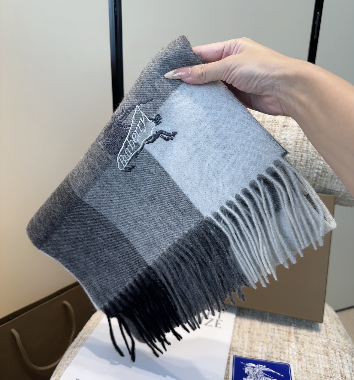 【▪️家属福利来了！！巴宝莉高端重磅男士围巾！】怒赞推荐，激动~！！下手绝对要快，同步专柜，最高端的男士