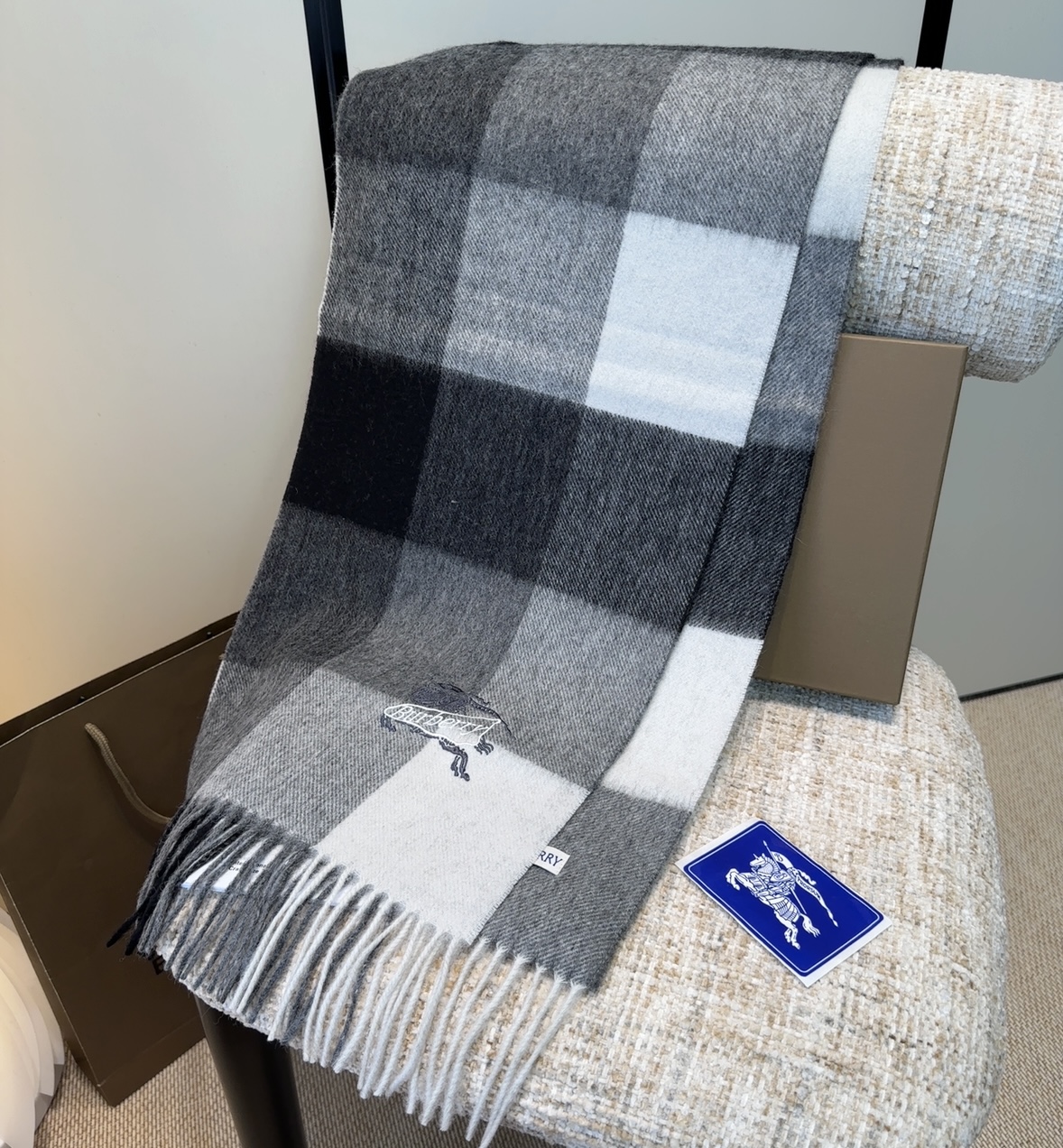 【▪️家属福利来了！！巴宝莉高端重磅男士围巾！】怒赞推荐，激动~！！下手绝对要快，同步专柜，最高端的男士