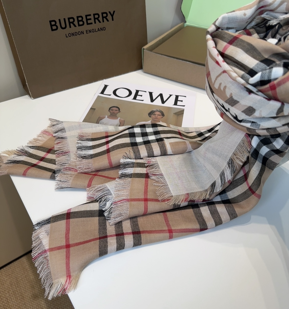 BBR最值得入手的薄款空调披肩金穗战马 .佩戴感觉真的很好，扎实的双面提花织造工艺高级感满满，