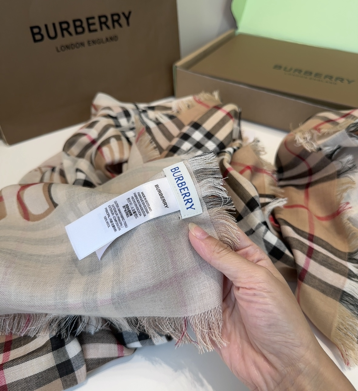 BBR最值得入手的薄款空调披肩金穗战马 .佩戴感觉真的很好，扎实的双面提花织造工艺高级感满满，