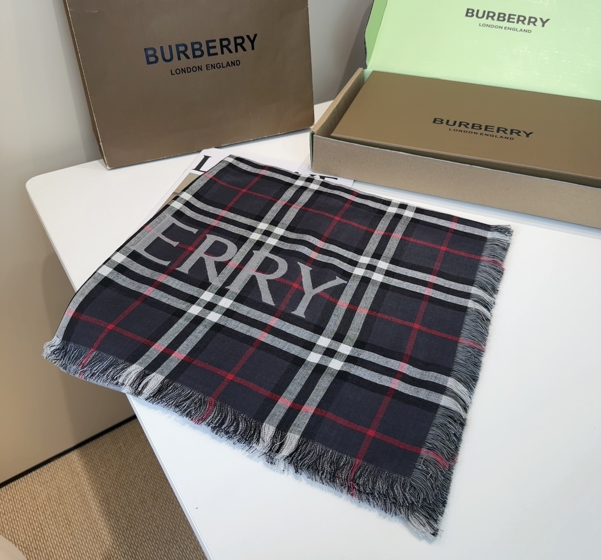 BBR最值得入手的薄款空调披肩金穗战马 .佩戴感觉真的很好，扎实的双面提花织造工艺高级感满满，