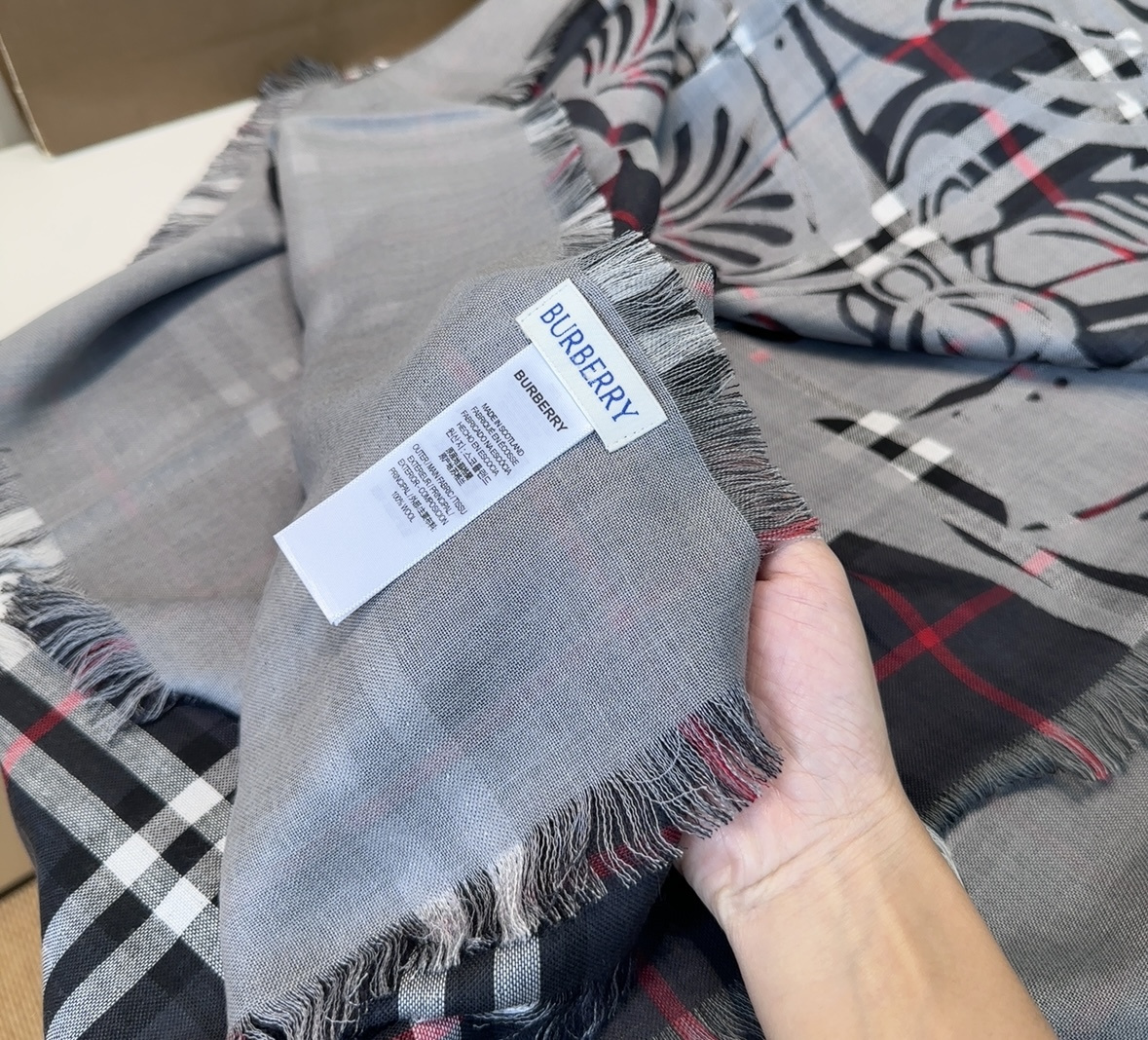 BBR最值得入手的薄款空调披肩金穗战马 .佩戴感觉真的很好，扎实的双面提花织造工艺高级感满满，