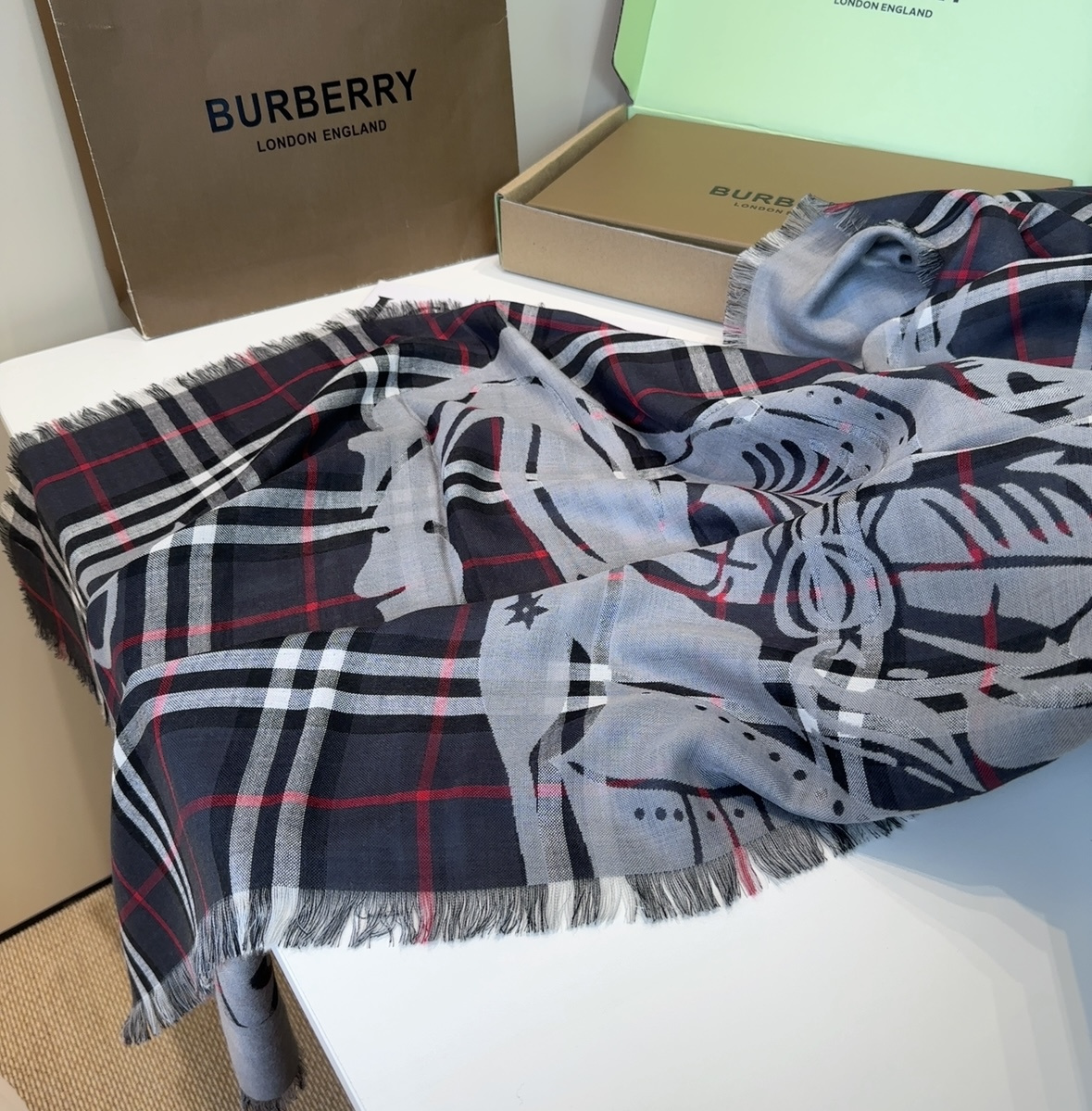 BBR最值得入手的薄款空调披肩金穗战马 .佩戴感觉真的很好，扎实的双面提花织造工艺高级感满满，