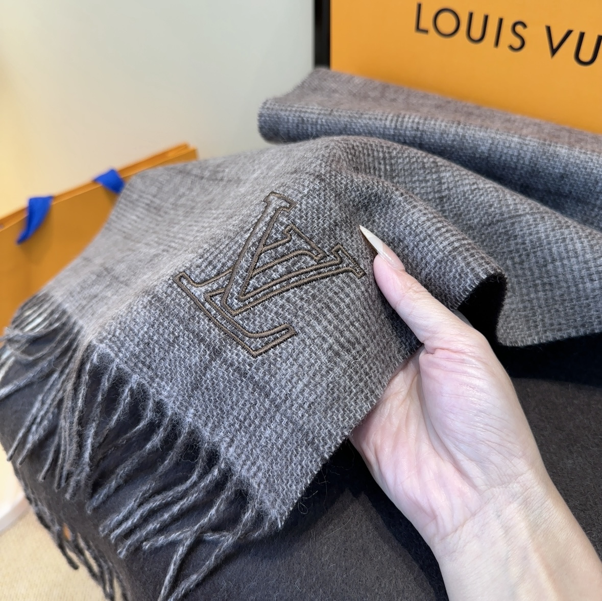 Lv围巾❗️好看的要疯掉了，太有型太有魅力了❗️❗️非常斯文时尚的秋冬单品！真的很喜欢，非常Classi