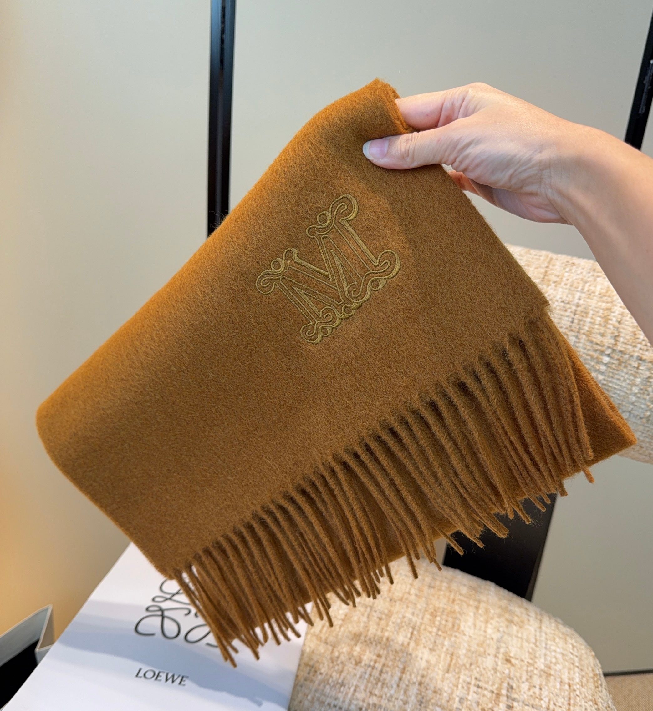 ✨MaxMara经典围巾❗来个硬货.麻溜的安排上.纯正出口❗原订单已经交货一批，其中一批刚过海关，直蹦英