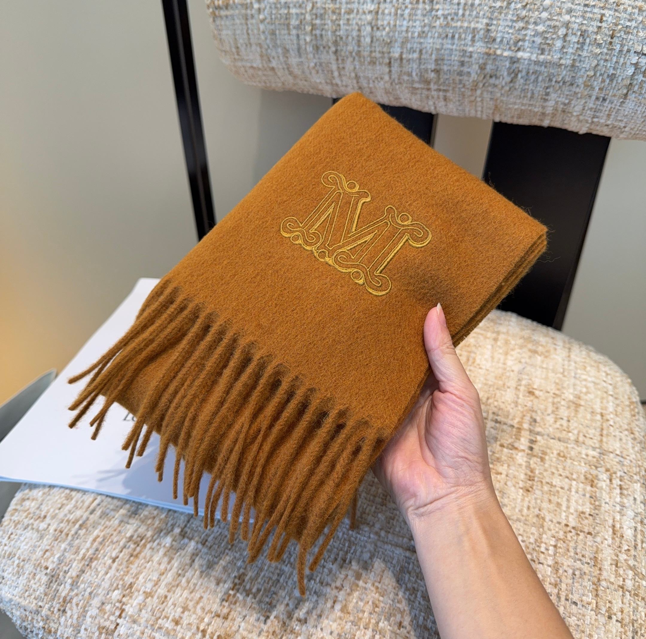 ✨MaxMara经典围巾❗来个硬货.麻溜的安排上.纯正出口❗原订单已经交货一批，其中一批刚过海关，直蹦英