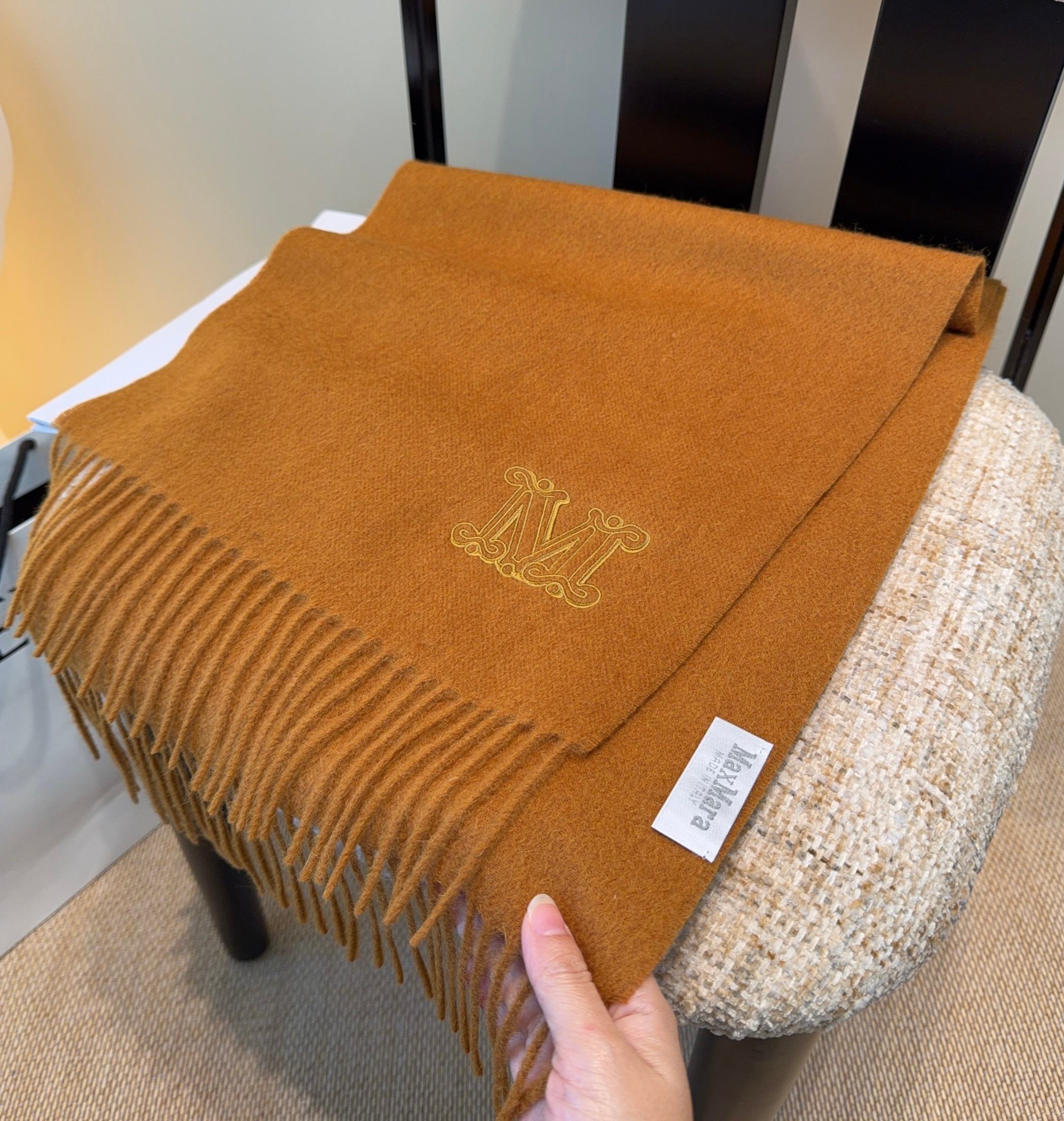 ✨MaxMara经典围巾❗来个硬货.麻溜的安排上.纯正出口❗原订单已经交货一批，其中一批刚过海关，直蹦英