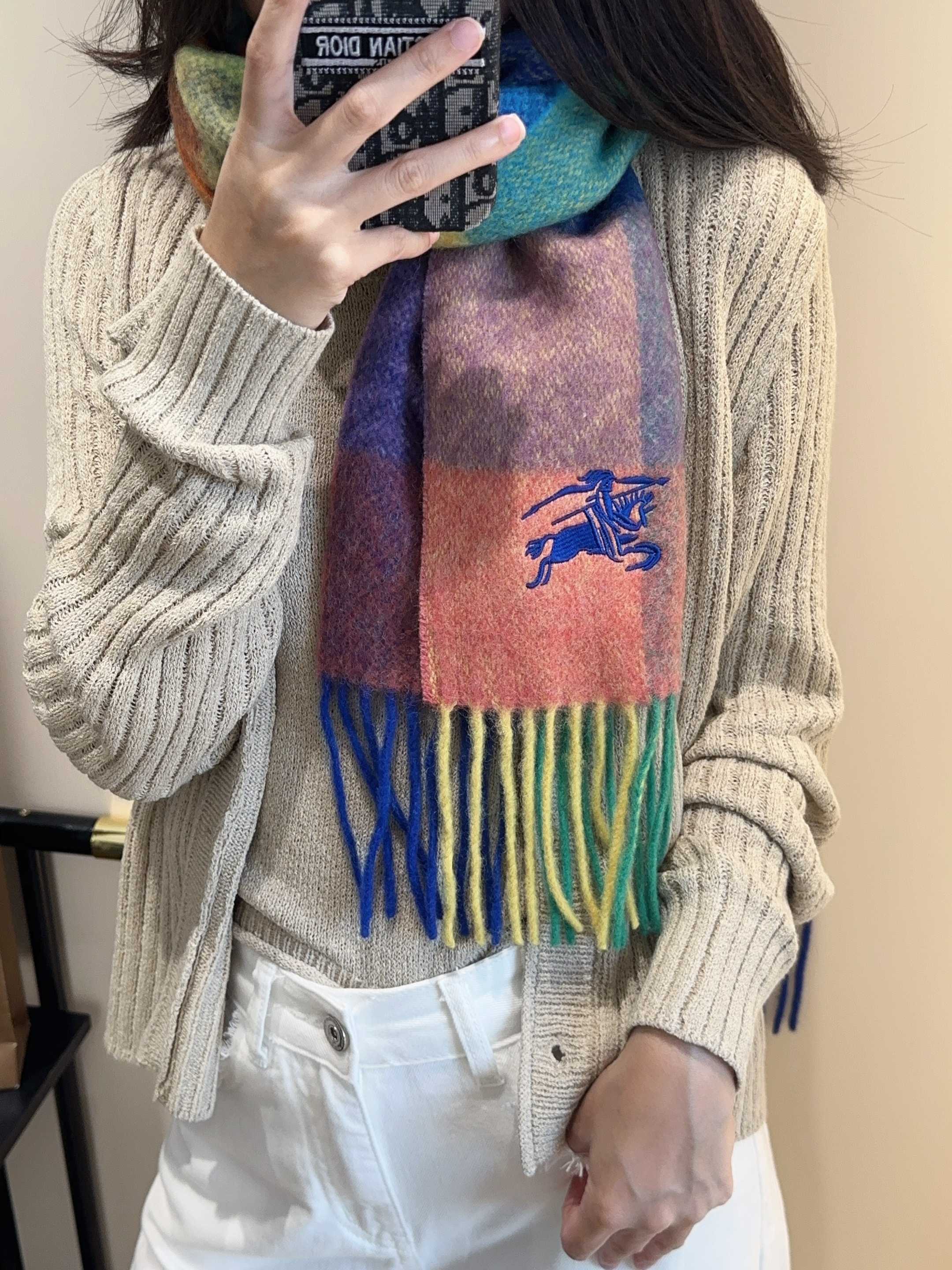 巴宝莉情侣款 美到要尖叫😱最新款🎊英伦欧美范儿 又是一款即时尚又实用的大围巾&长巾，🎆撞色的颜色搭配很协