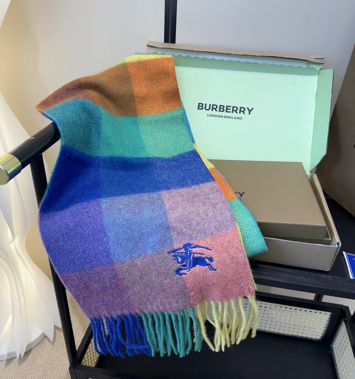 巴宝莉情侣款 美到要尖叫😱最新款🎊英伦欧美范儿 又是一款即时尚又实用的大围巾&长巾，🎆撞色的颜色搭配很协