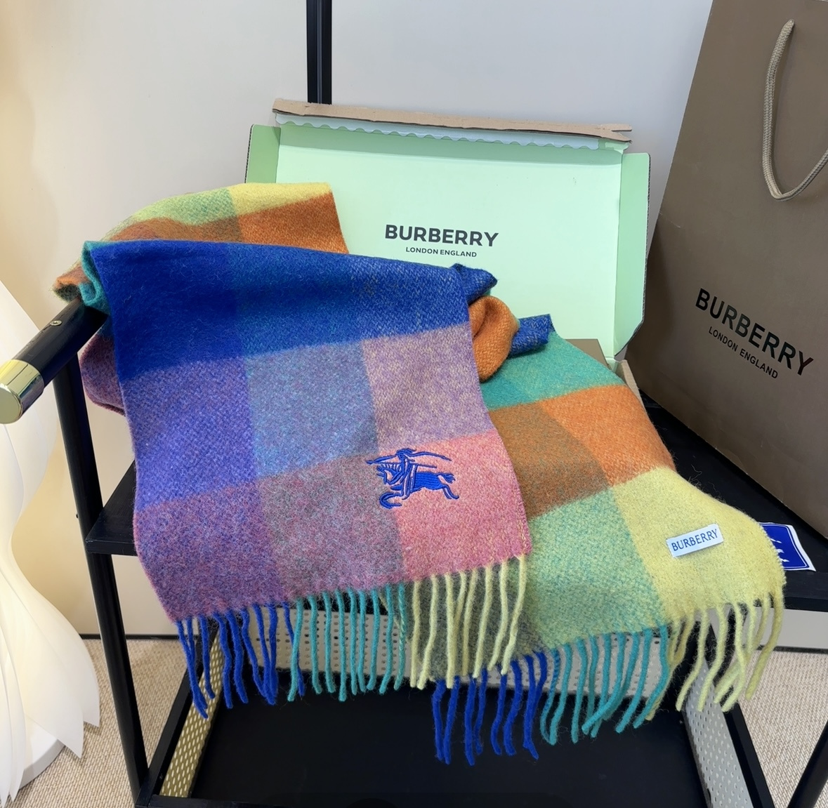 巴宝莉情侣款 美到要尖叫😱最新款🎊英伦欧美范儿 又是一款即时尚又实用的大围巾&长巾，🎆撞色的颜色搭配很协