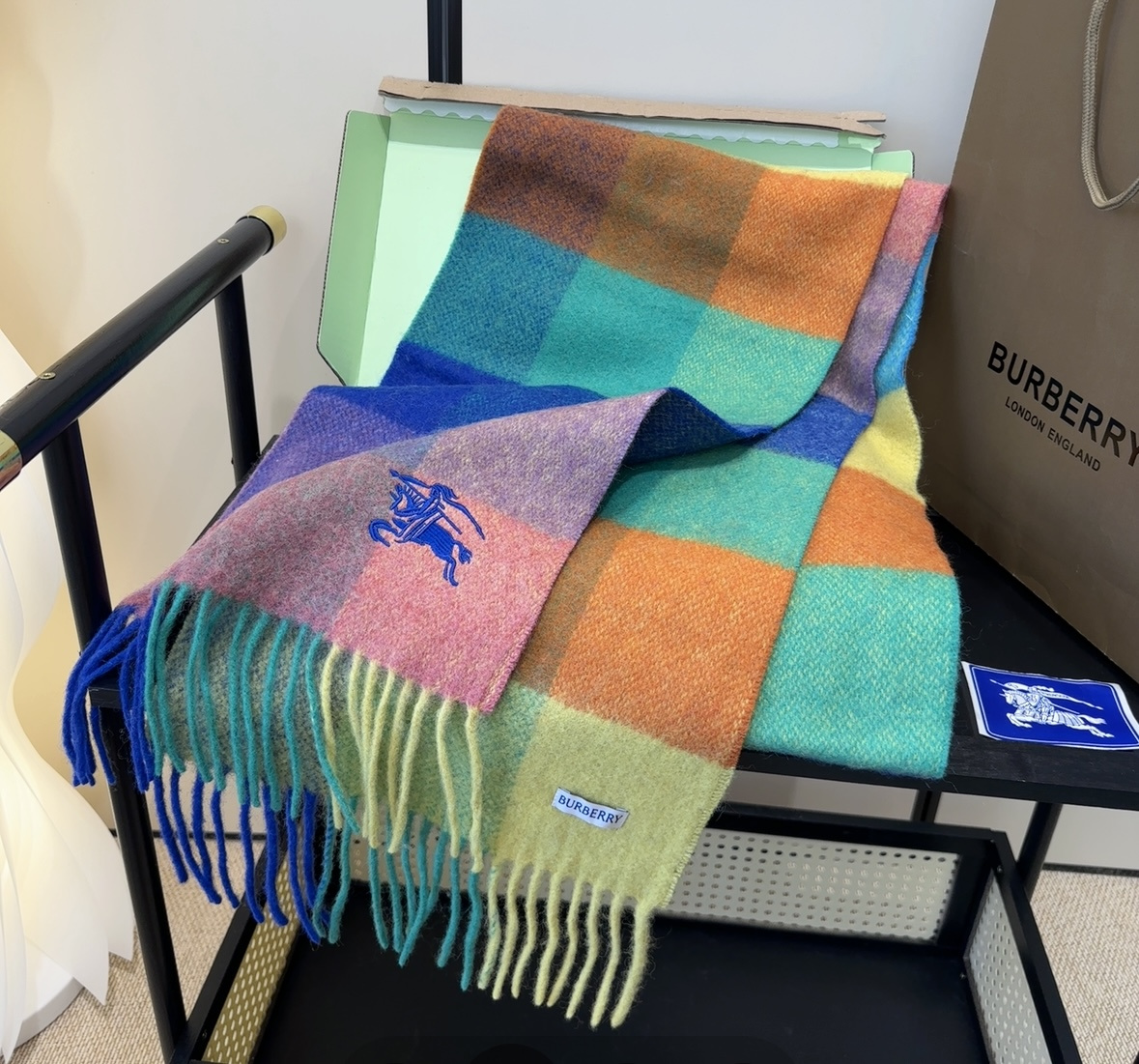 巴宝莉情侣款 美到要尖叫😱最新款🎊英伦欧美范儿 又是一款即时尚又实用的大围巾&长巾，🎆撞色的颜色搭配很协