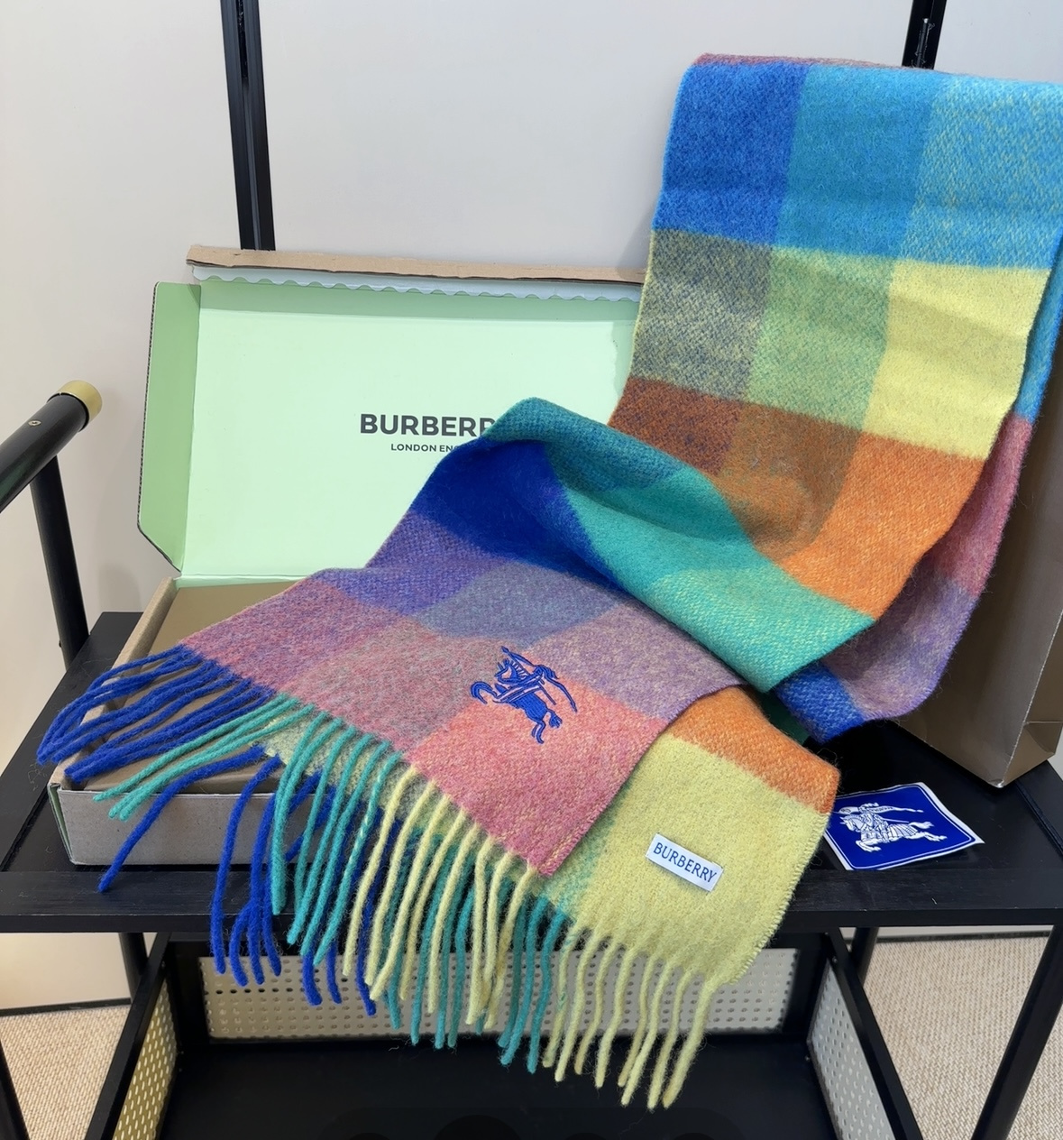 巴宝莉情侣款 美到要尖叫😱最新款🎊英伦欧美范儿 又是一款即时尚又实用的大围巾&长巾，🎆撞色的颜色搭配很协