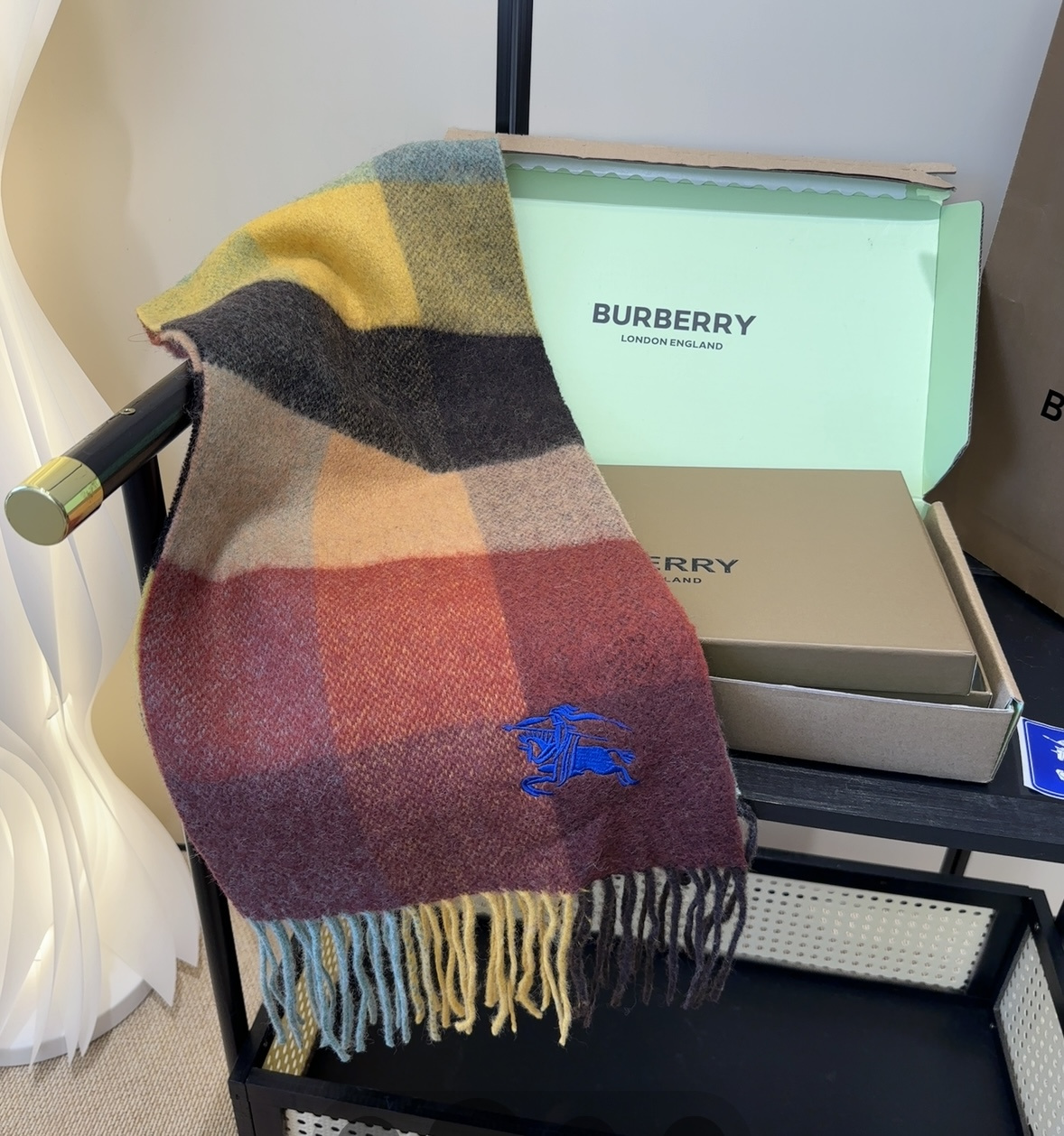 巴宝莉情侣款 美到要尖叫😱最新款🎊英伦欧美范儿 又是一款即时尚又实用的大围巾&长巾，🎆撞色的颜色搭配很协