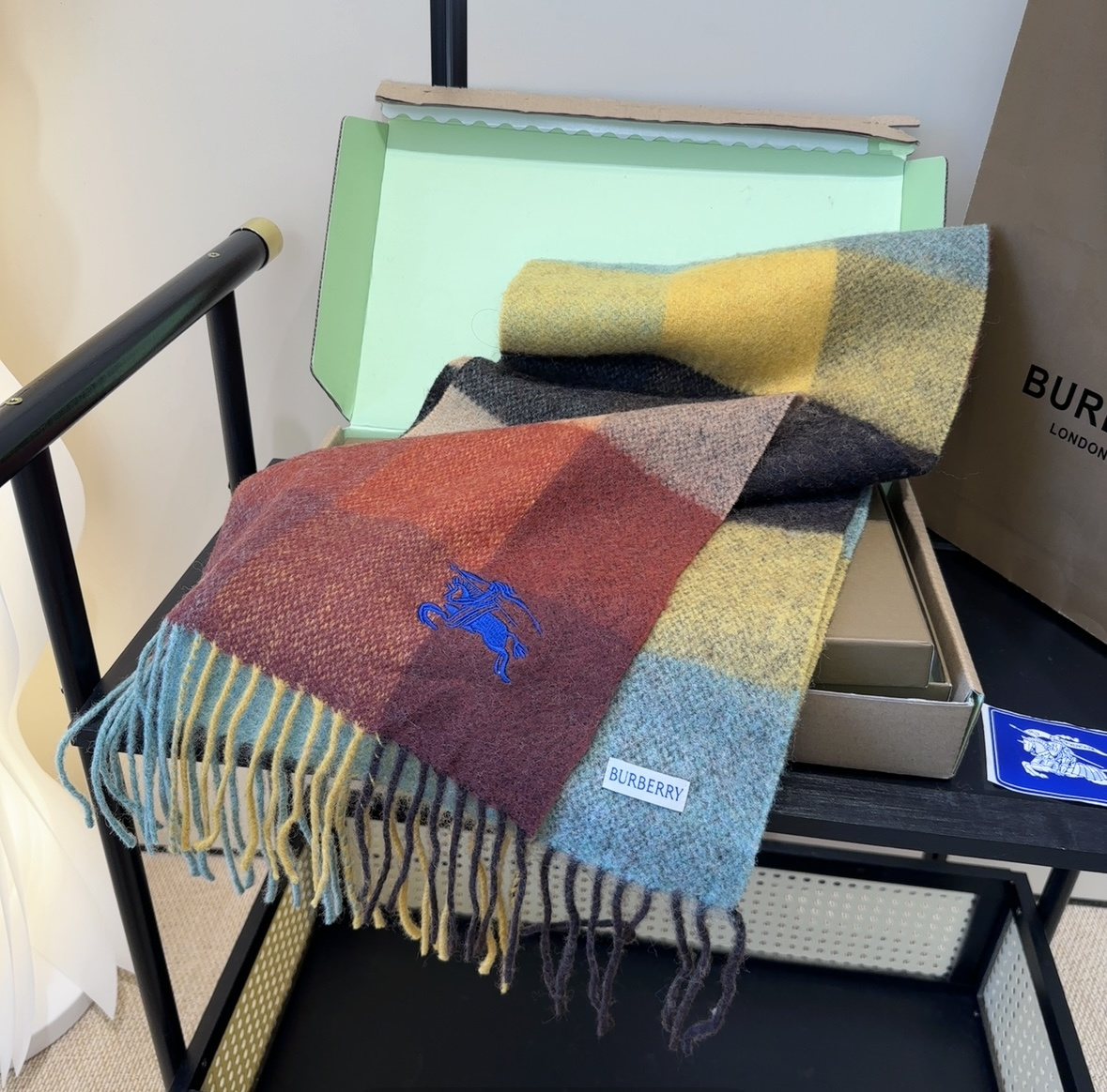 巴宝莉情侣款 美到要尖叫😱最新款🎊英伦欧美范儿 又是一款即时尚又实用的大围巾&长巾，🎆撞色的颜色搭配很协