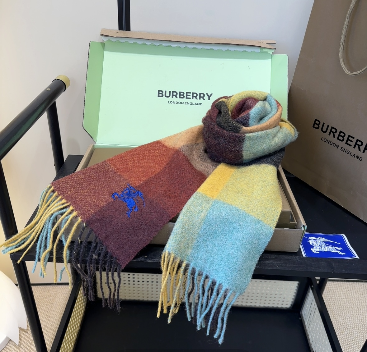 巴宝莉情侣款 美到要尖叫😱最新款🎊英伦欧美范儿 又是一款即时尚又实用的大围巾&长巾，🎆撞色的颜色搭配很协