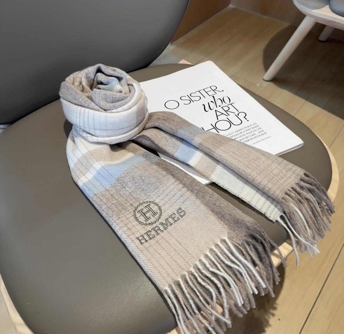 上新！2025年Hermes · 爱马仕，大H难得一见的温柔配色，低调又不失优雅❗️】一条围巾两种风格搭