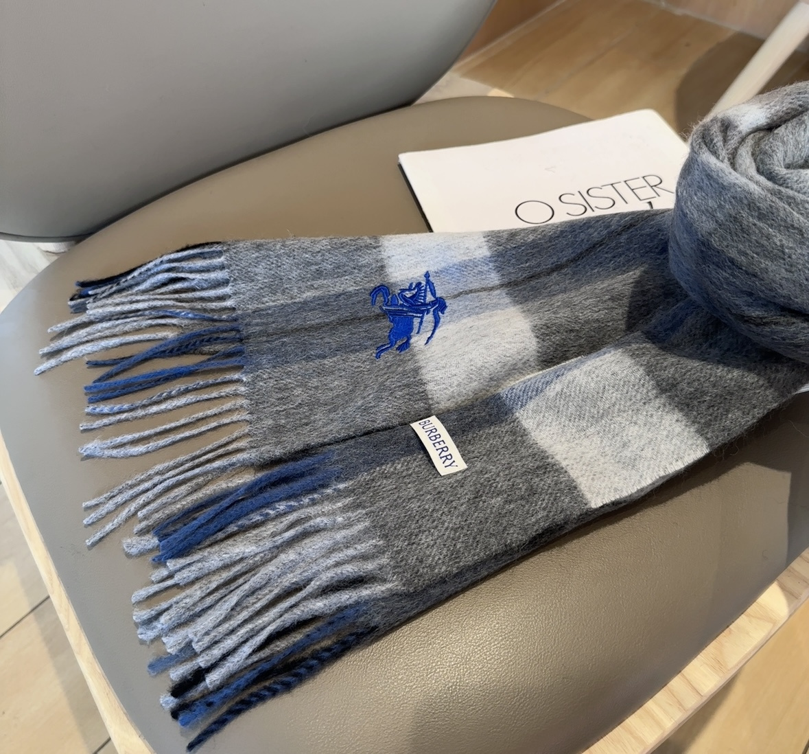 Burberry · 巴宝莉格子围巾❗️好看的要疯掉了，太有型太有魅力了❗️❗️非常斯文时尚的秋冬单品！