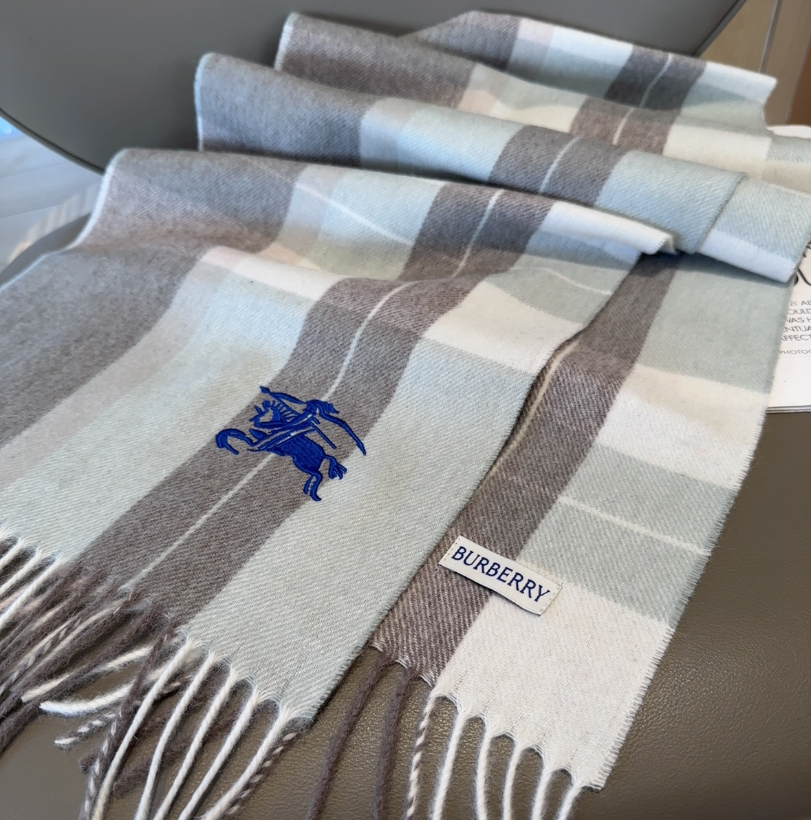 Burberry · 巴宝莉格子围巾❗️好看的要疯掉了，太有型太有魅力了❗️❗️非常斯文时尚的秋冬单品！