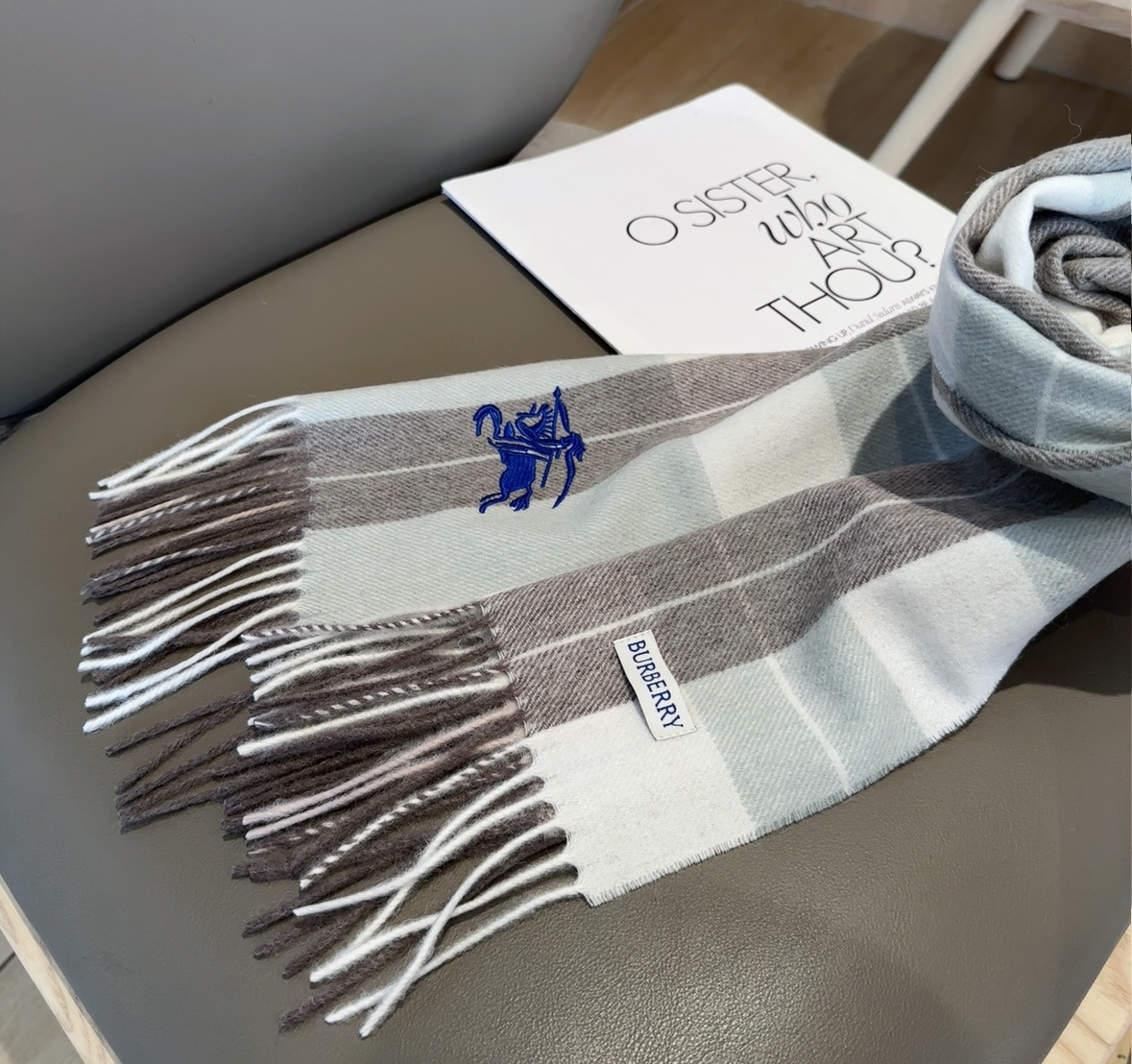 Burberry · 巴宝莉格子围巾❗️好看的要疯掉了，太有型太有魅力了❗️❗️非常斯文时尚的秋冬单品！