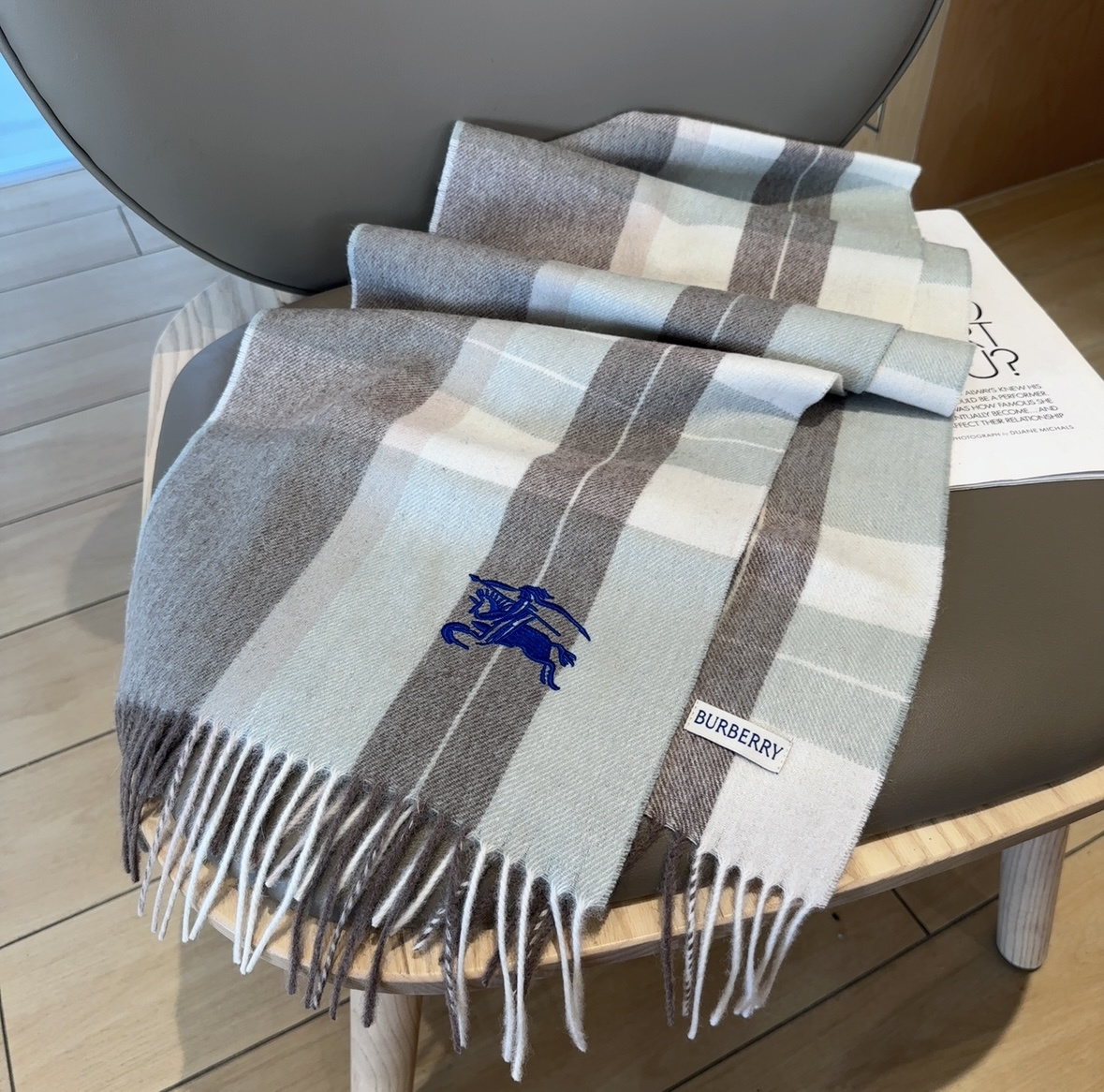 Burberry · 巴宝莉格子围巾❗️好看的要疯掉了，太有型太有魅力了❗️❗️非常斯文时尚的秋冬单品！