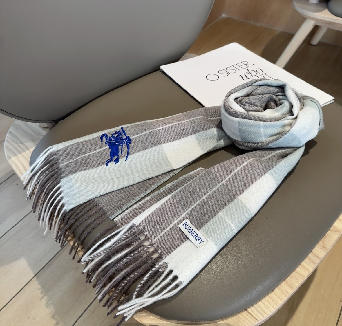 Burberry · 巴宝莉格子围巾❗️好看的要疯掉了，太有型太有魅力了❗️❗️非常斯文时尚的秋冬单品！