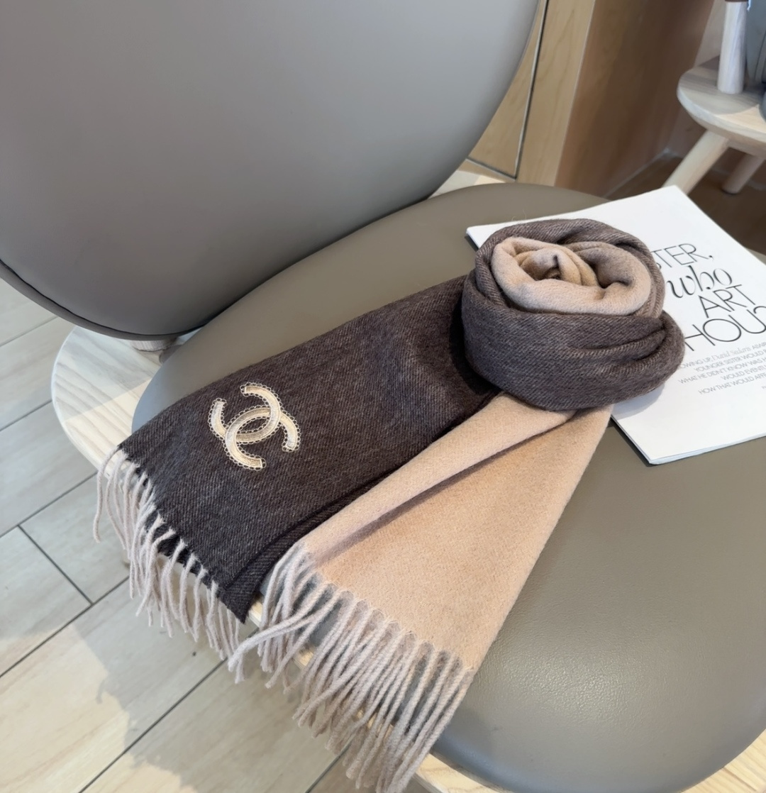 【▪香奈儿· 难得一见的温柔配色，超级迷恋❗️气质低调恬静又不失优雅❗️】重点推荐❗️高级舒适时髦气质，